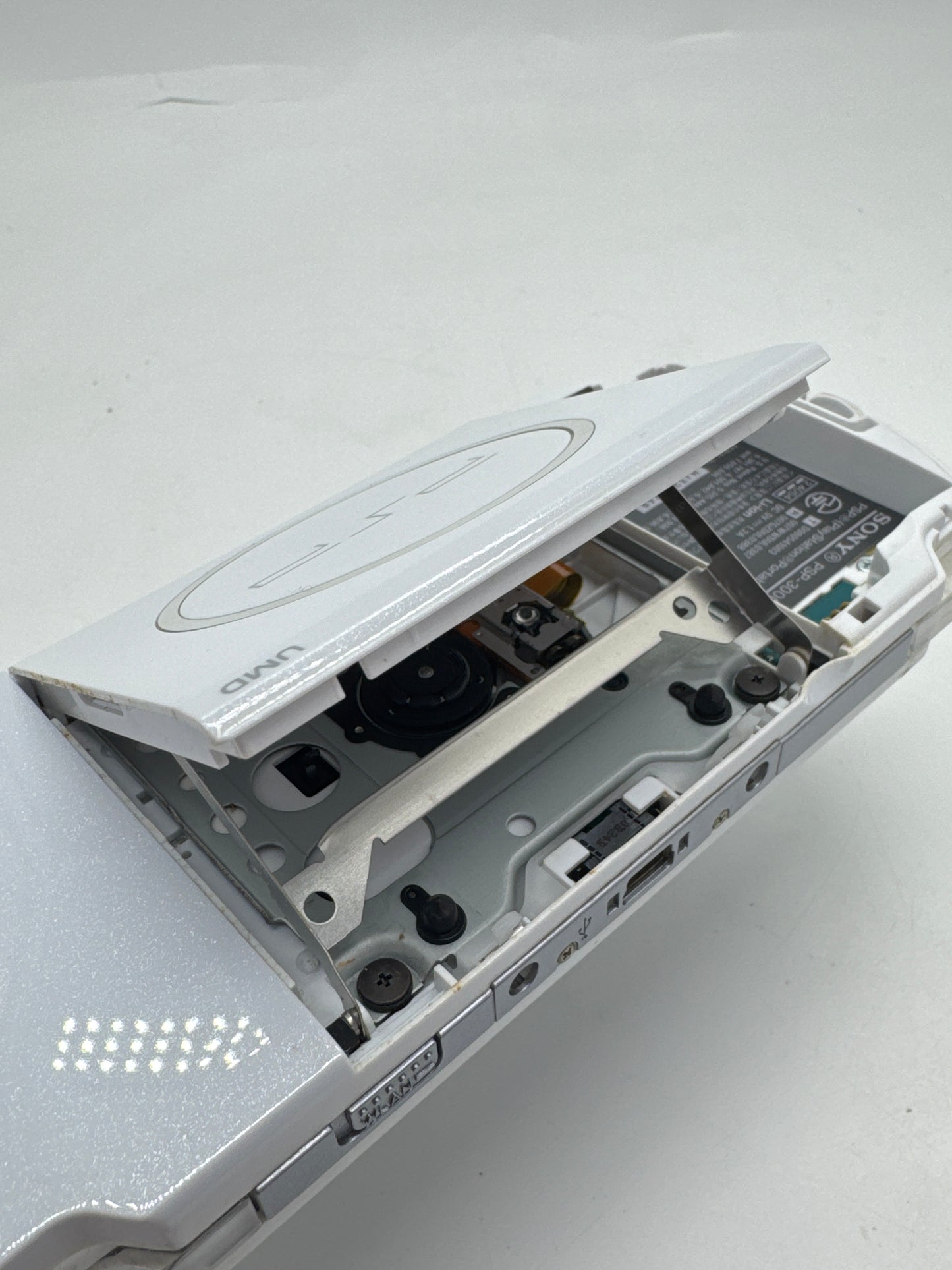 Sony PSP-3000 White Console #252 No Battery or Lid No Charger AS IS