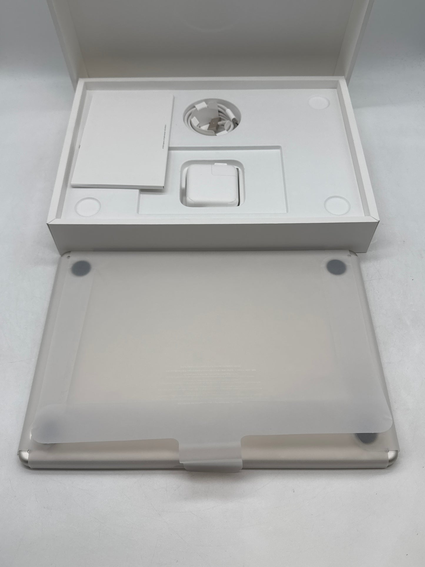 2025 Apple MacBook Air 13.6" A3240 M4 10C-CPU 8C-GPU 256GB SSD 16GB RAM Open Box