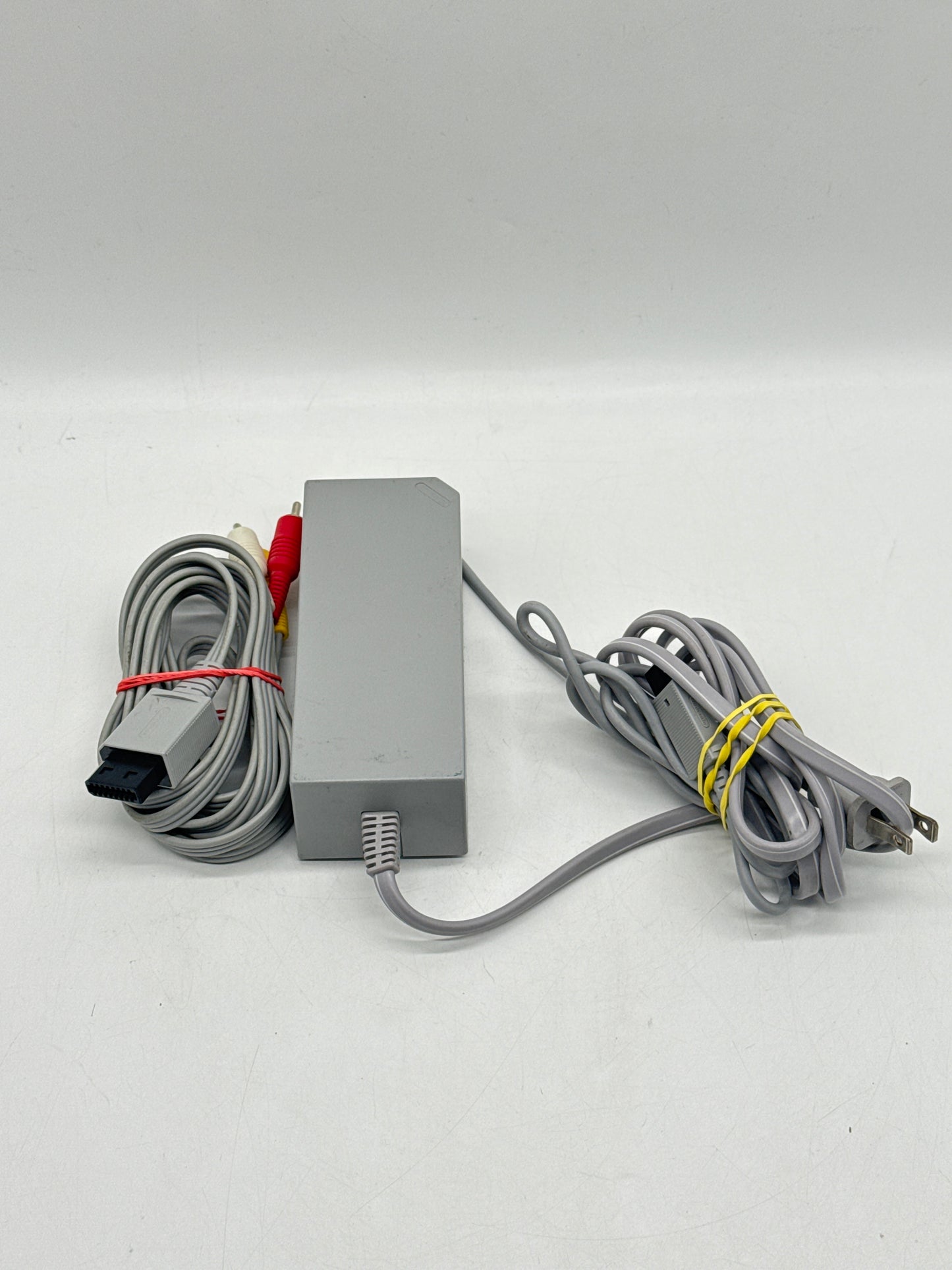 Nintendo Wii Video Game Console RVL-001 White Bundle