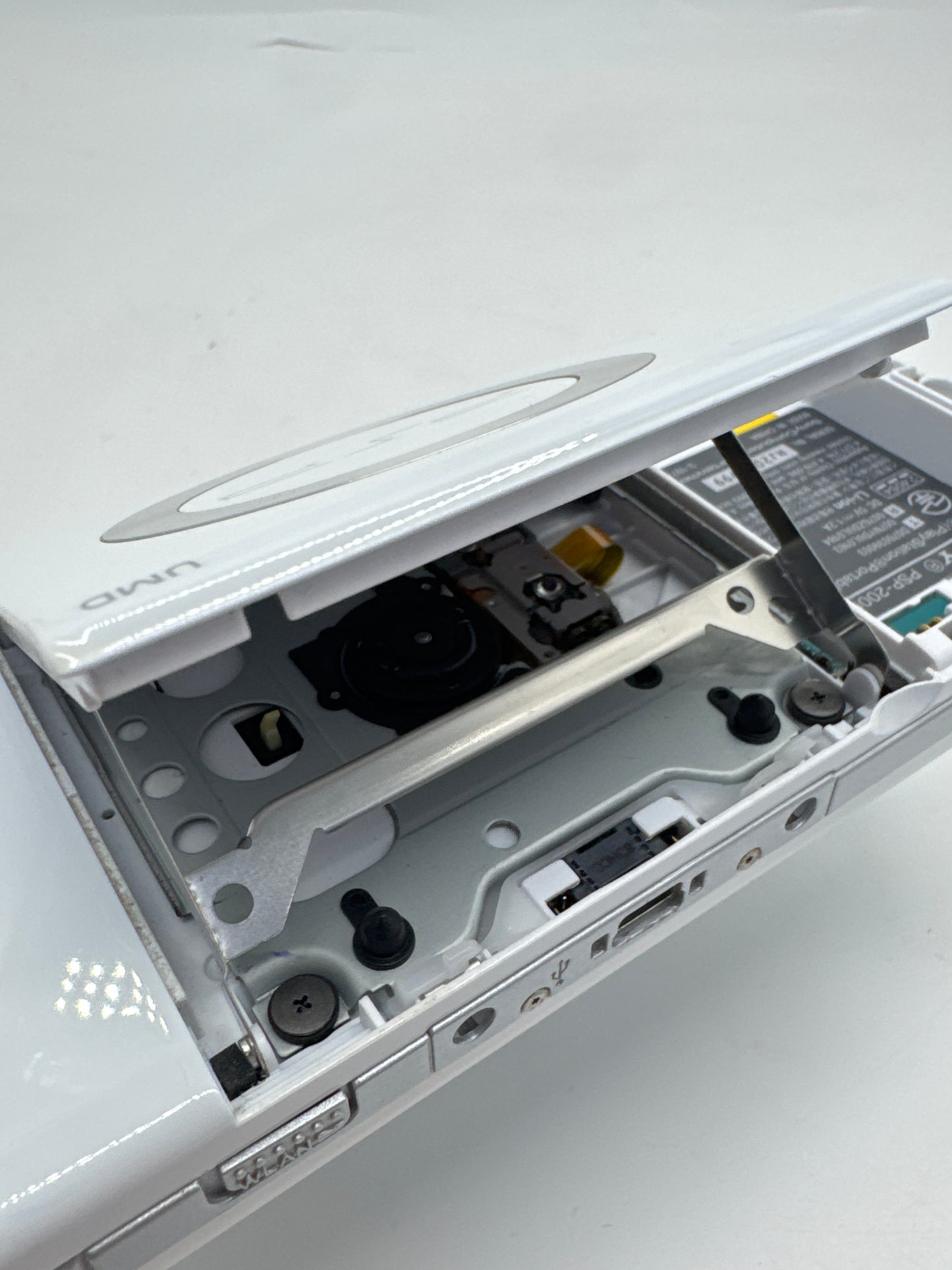 Sony PSP-2000 White Console #221 No Battery or Lid No Charger AS IS