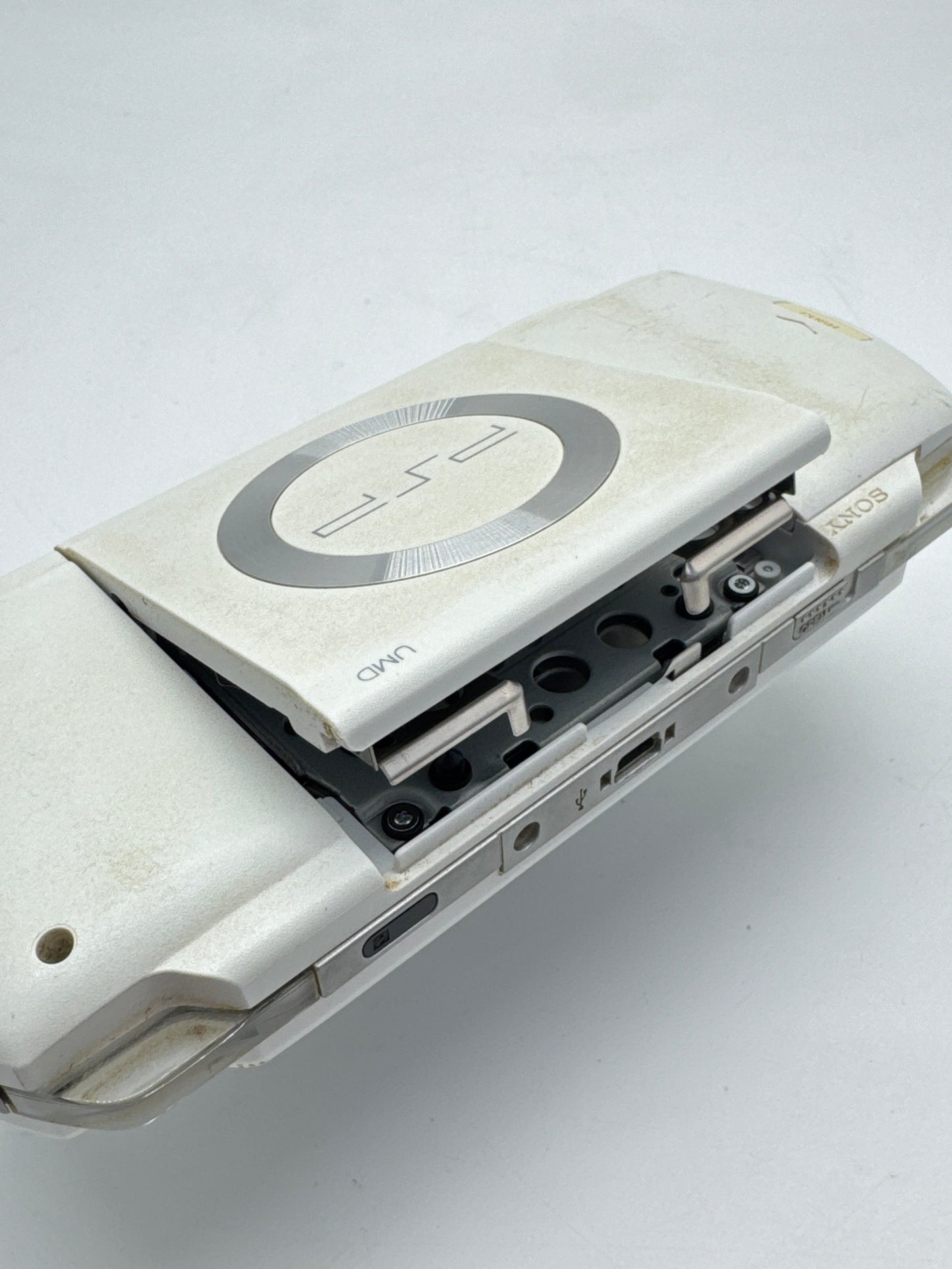 Sony PSP-1000 White Console #98 w/3600mAh Battery & No Charger Noisy UMD Drive