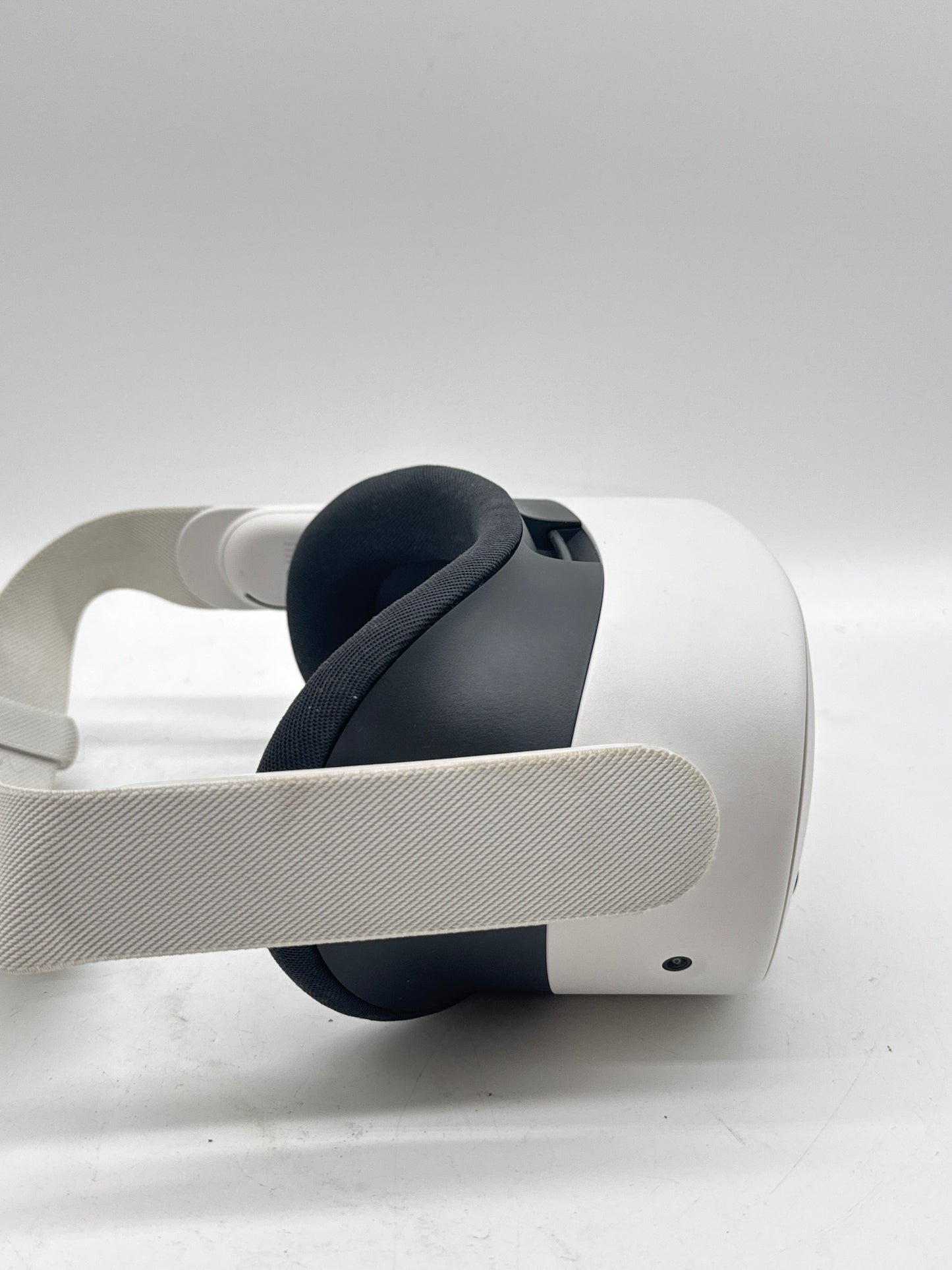 Meta Quest 3S 128GB Standalone All-in-One VR Headset P97