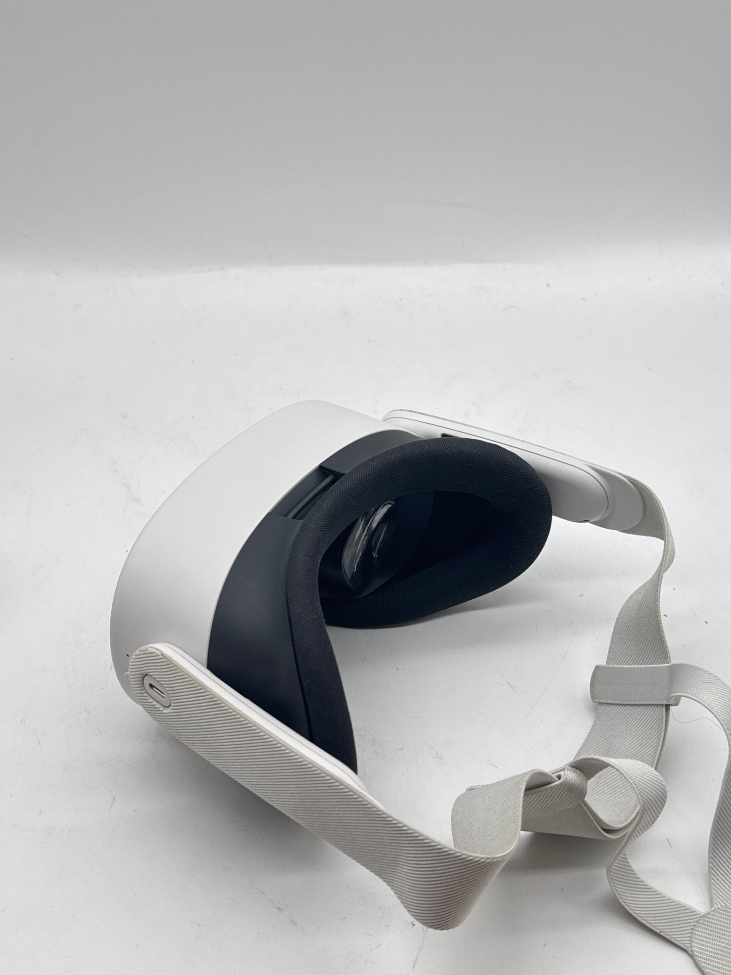 Meta Quest 3S 128GB Standalone All-in-One VR Headset P97