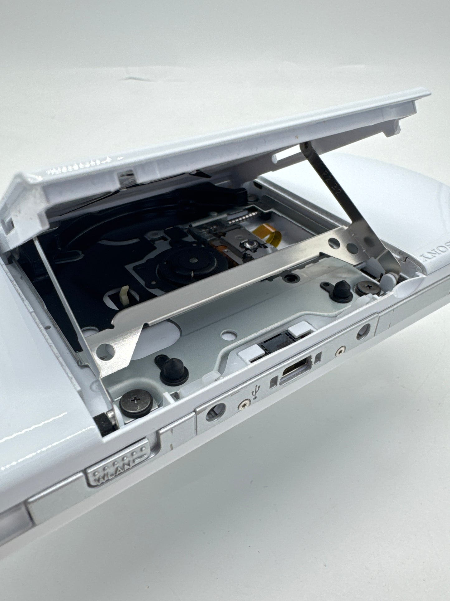 Sony PSP-2000 White Console #219 w/1200mAh Battery & No Charger