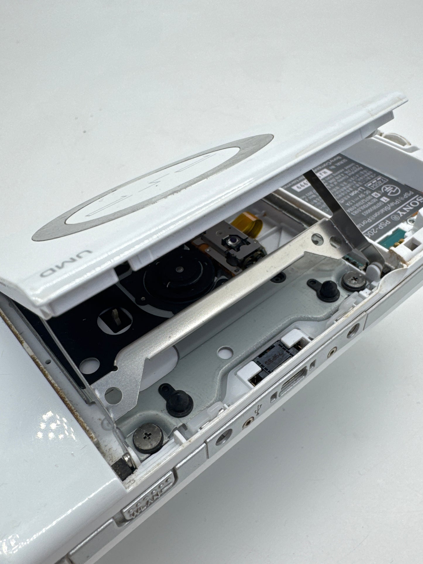 Sony PSP-2000 White Console #223 No Battery or Lid No Charger Bad Screen AS IS