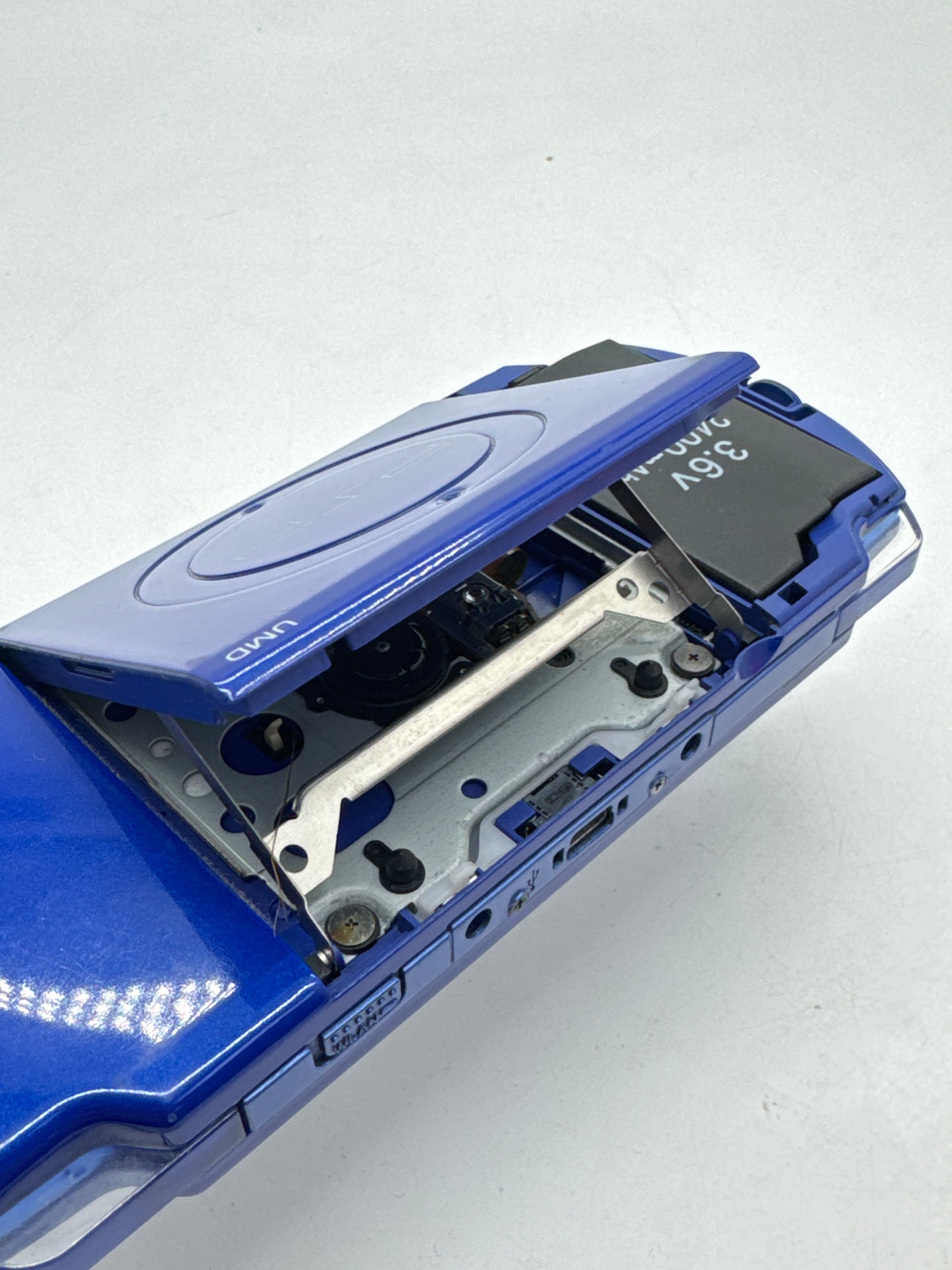 Sony PlayStation PSP-2000 Blue Console Only #375 No Back Lid Spot on Display READ AS IS