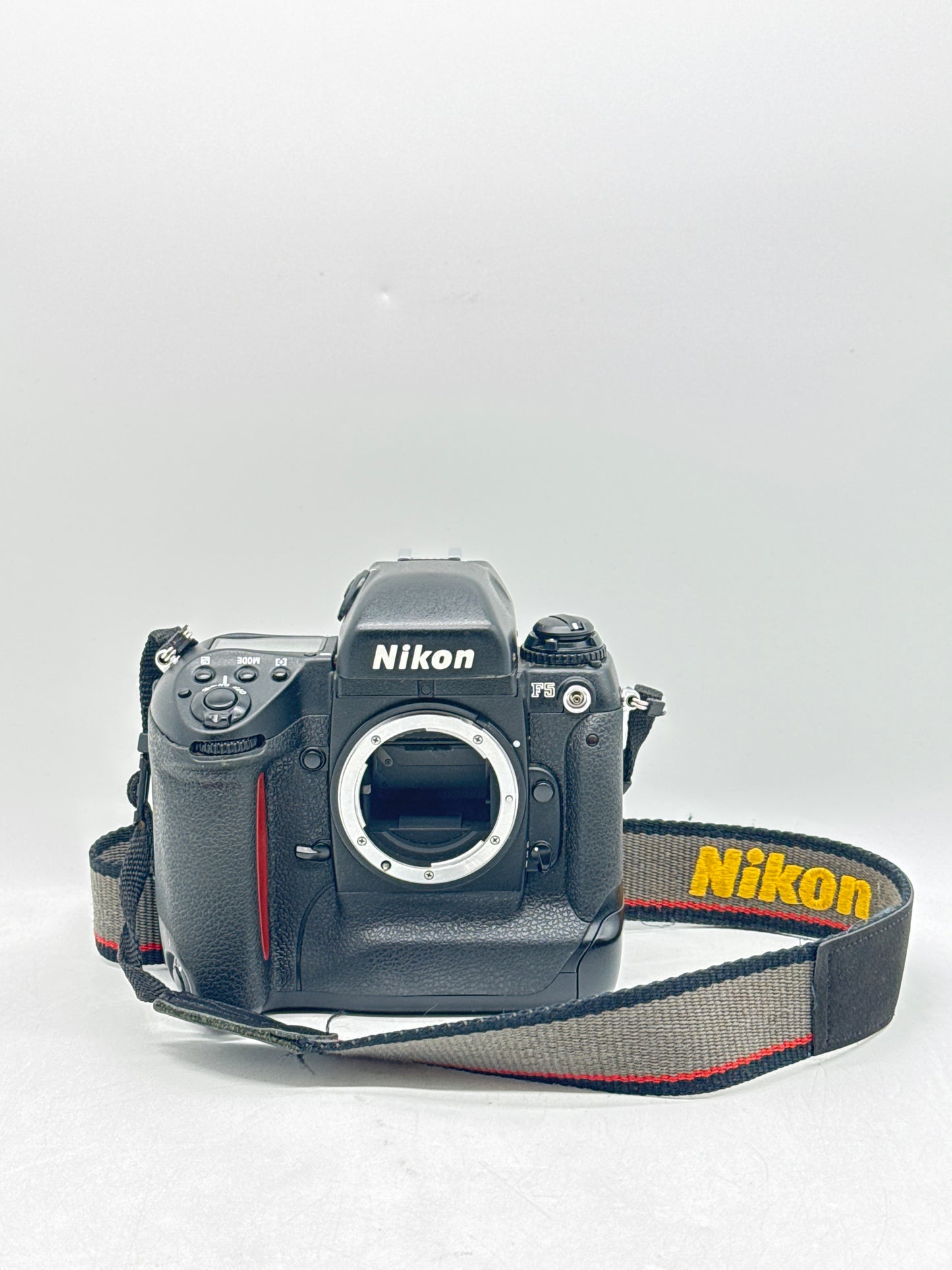 Nikon F5 35mm SLR Film Camera Black Body F Mount JAPAN W/Carrying Bag