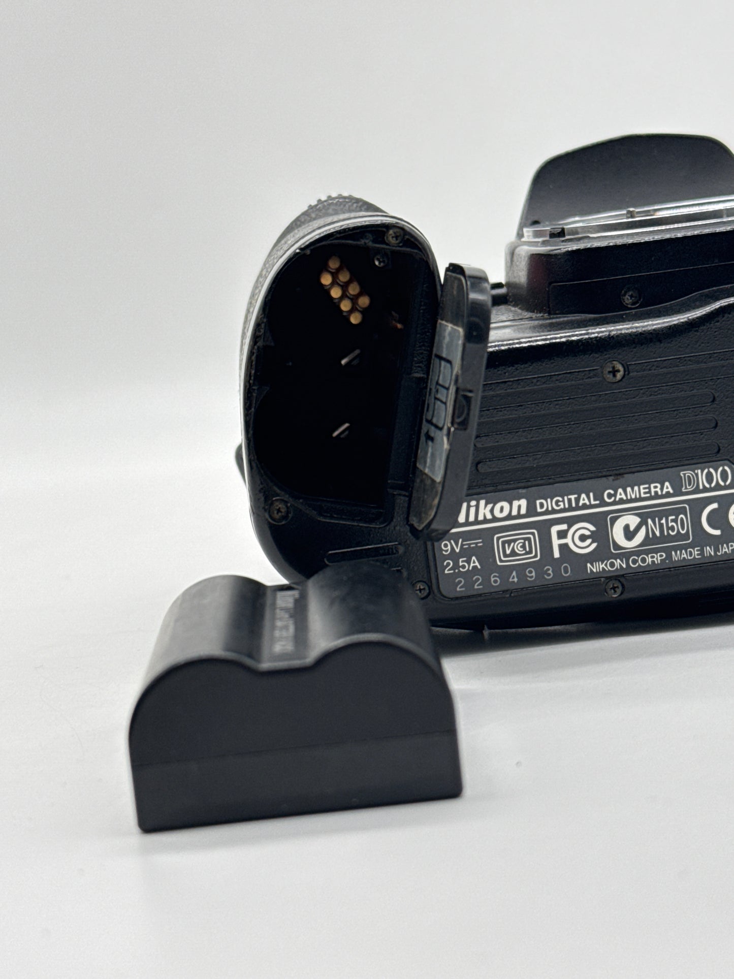 Nikon D100 6.1 MP Digital SLR Camera Black Body Only Functional with Missing Button