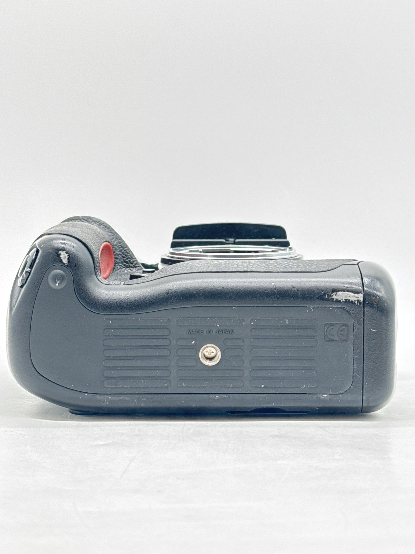 Nikon F5 35mm SLR Film Camera Black Body F Mount JAPAN W/Carrying Bag