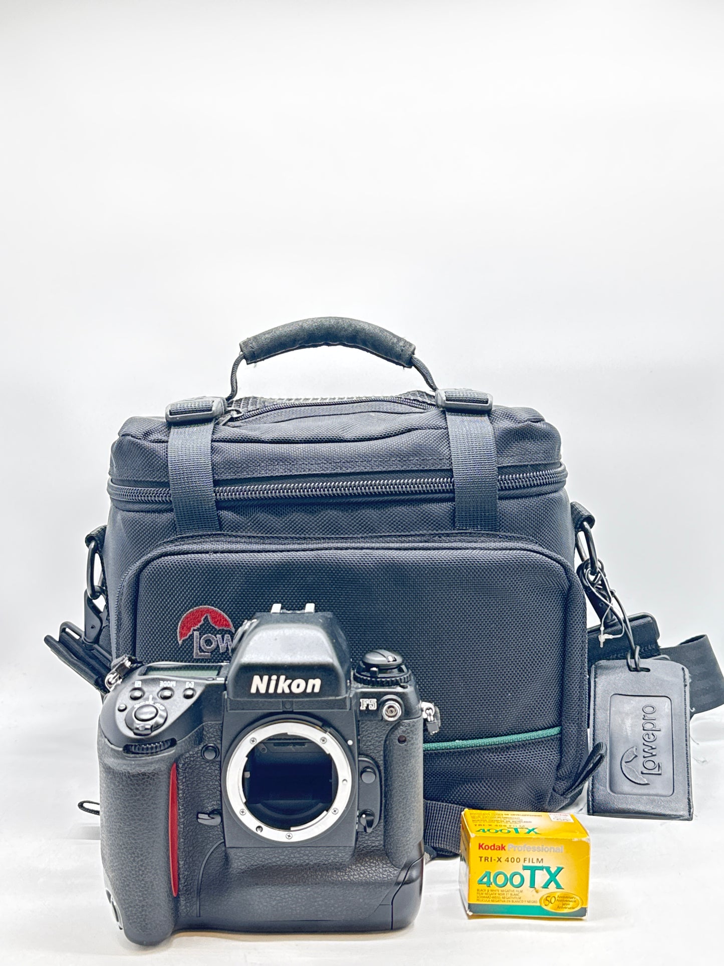 Nikon F5 35mm SLR Film Camera Black Body F Mount JAPAN W/Carrying Bag