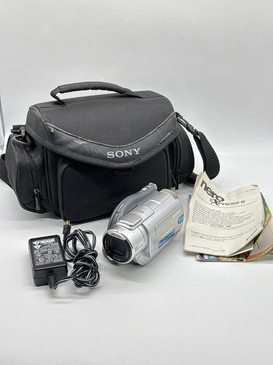 Sony HandyCam DCR-DVD405 Digital Video Camera Recorder with bag