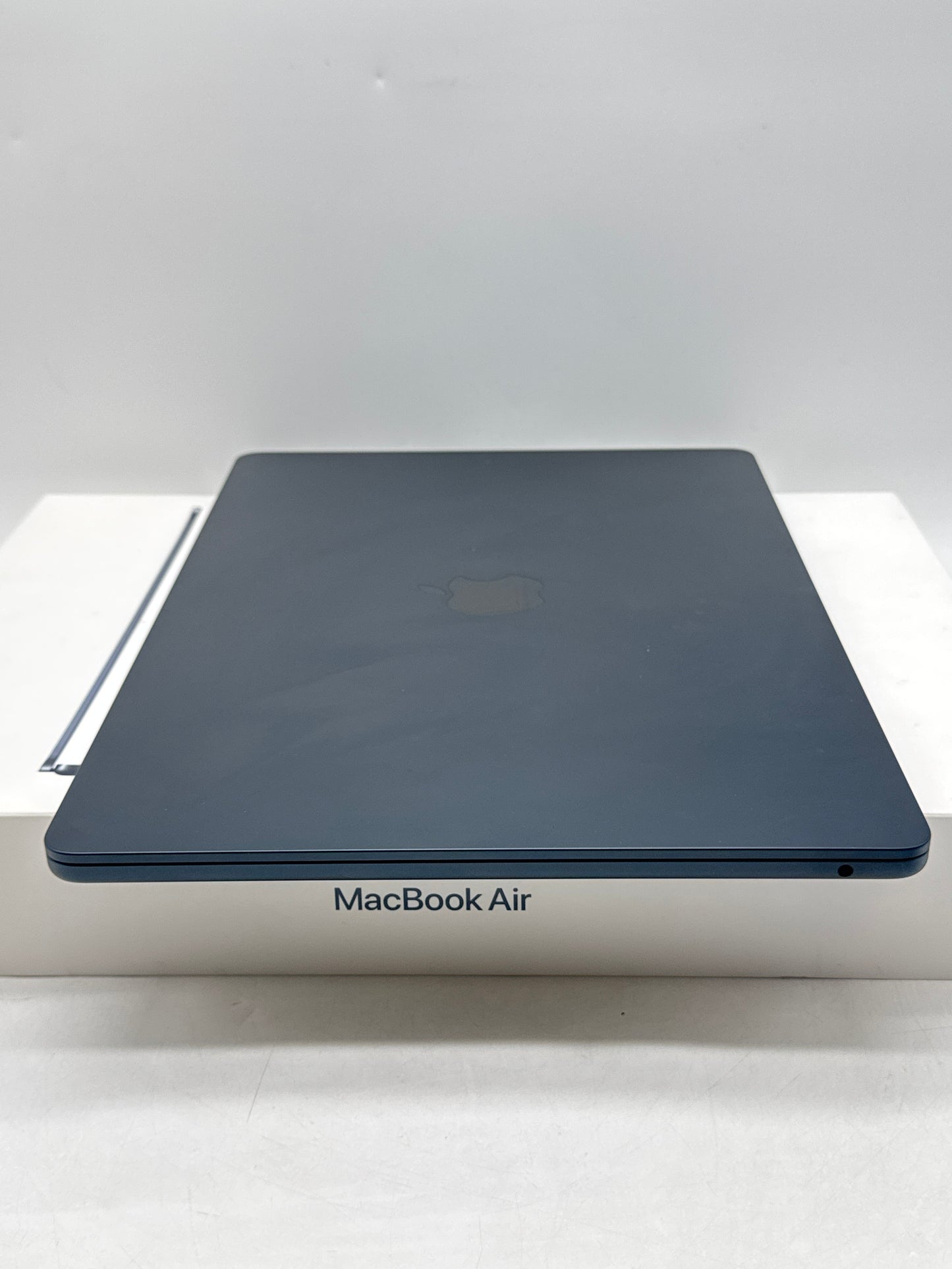 2024 Apple MacBook Air 15.3" A3114 M3 8C-CPU 10C-GPU 8GB RAM 256 SSD Midnight