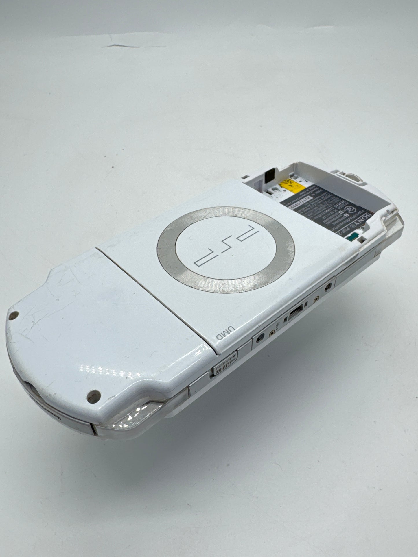 Sony PSP-2000 White Console #223 No Battery or Lid No Charger Bad Screen AS IS