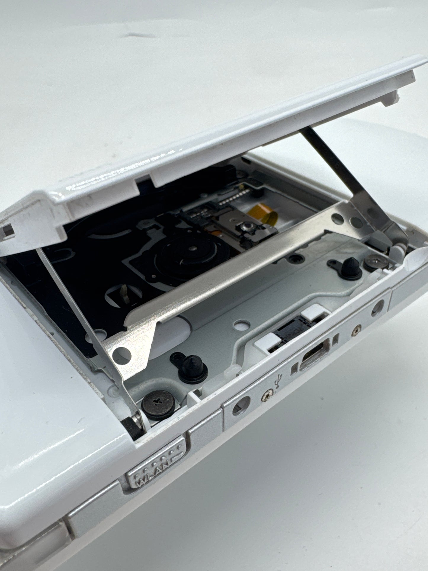 Sony PSP-2000 White Console #218 w/1200mAh Battery & No Charger