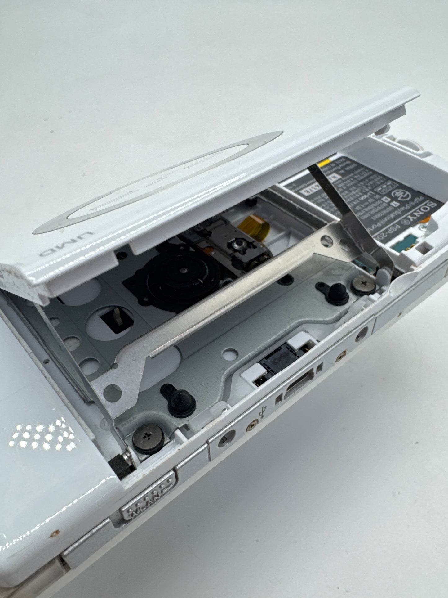 Sony PSP-2000 White Console #222 No Battery or Lid No Charger AS IS