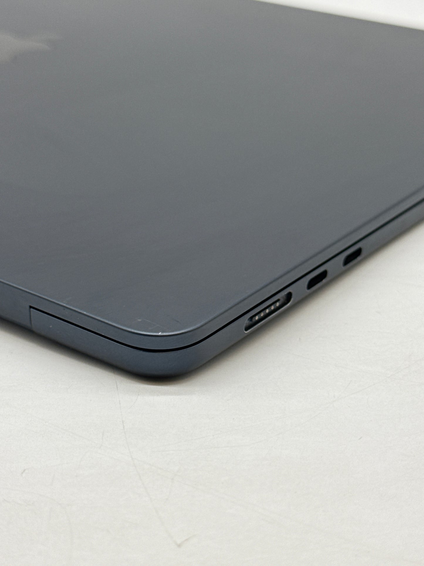 2024 Apple MacBook Air 15.3" A3114 M3 8C-CPU 10C-GPU 512GB SSD 8GB RAM