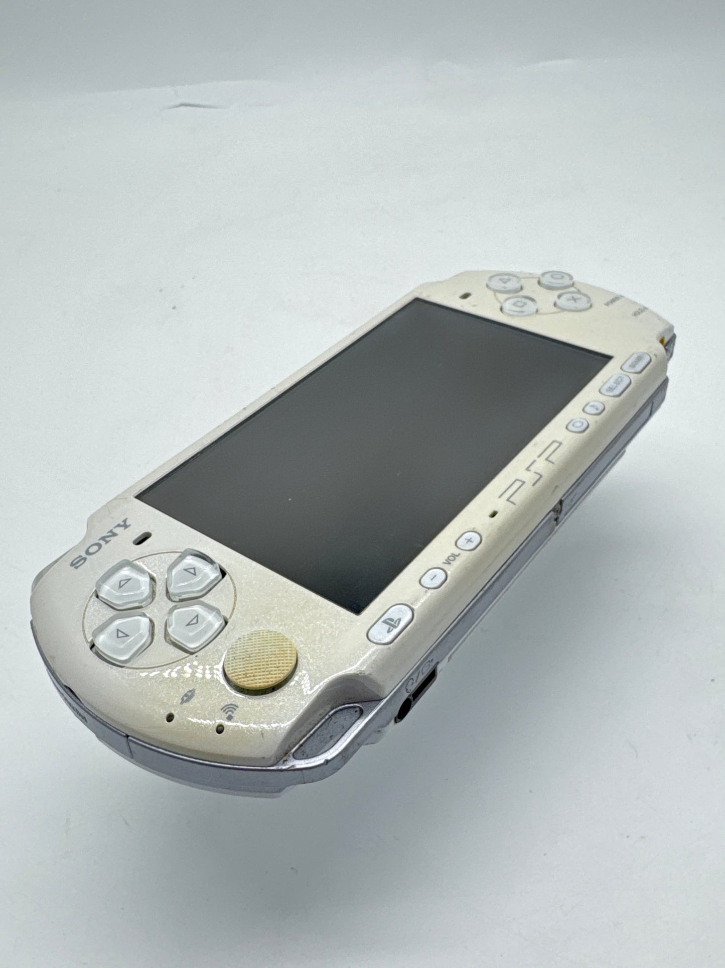 Sony PSP-3000 White Console #239 No Battery or Back Lid No Charger AS IS