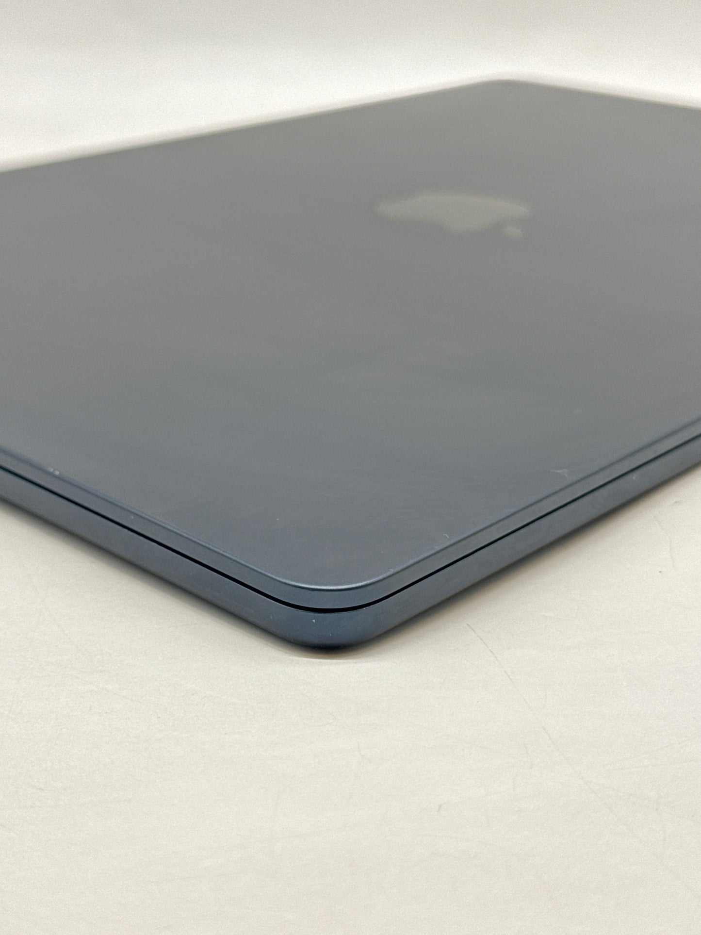 2024 Apple MacBook Air 15.3" A3114 M3 8C-CPU 10C-GPU 512GB SSD 8GB RAM