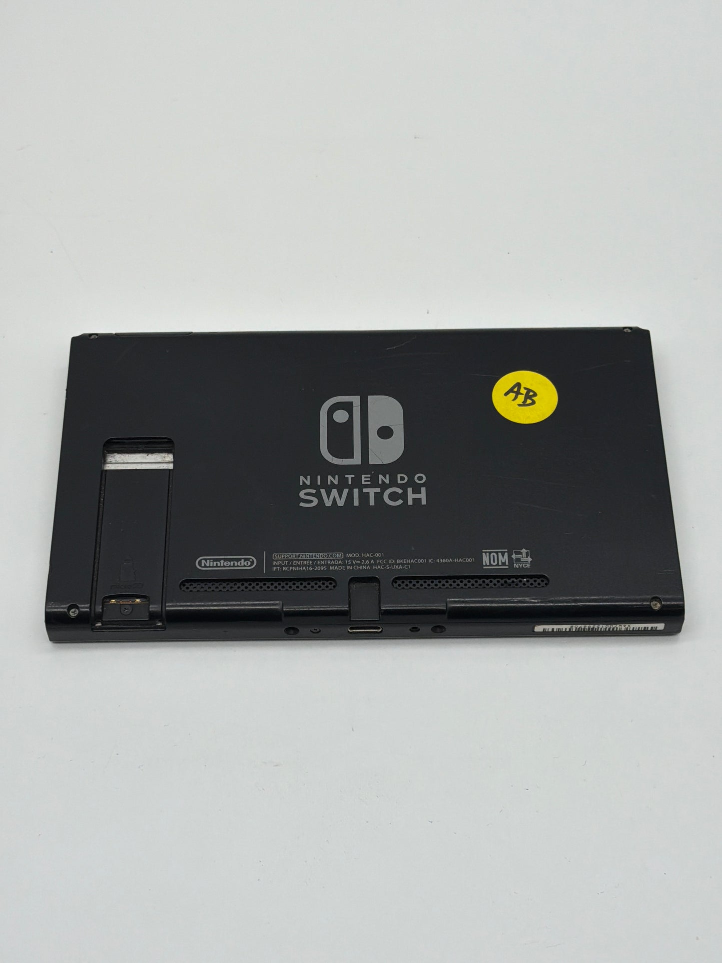 Nintendo Switch 5x Tablet Lot - 4 HAC-001(-01), 1 V1 - Powers On - 4 Left Joycons