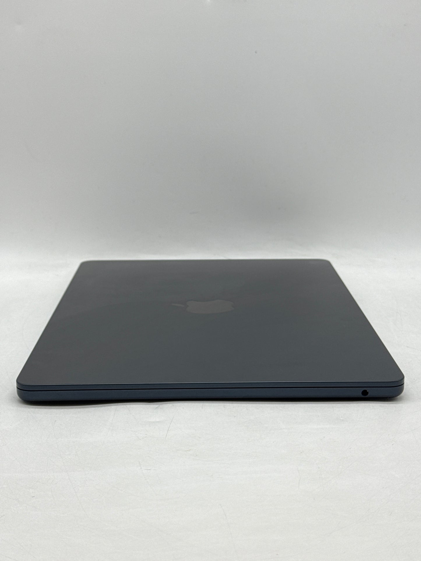 2022 Apple MacBook Air 13.6" A2681 M2 8C-CPU 8C-GPU 8GB RAM 256GB SSD 8 Cycle