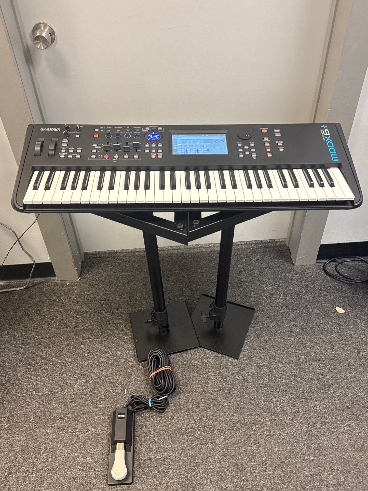 Yamaha MODX6+ 61 Semi-weighted Key Synthesizer w/ power supply