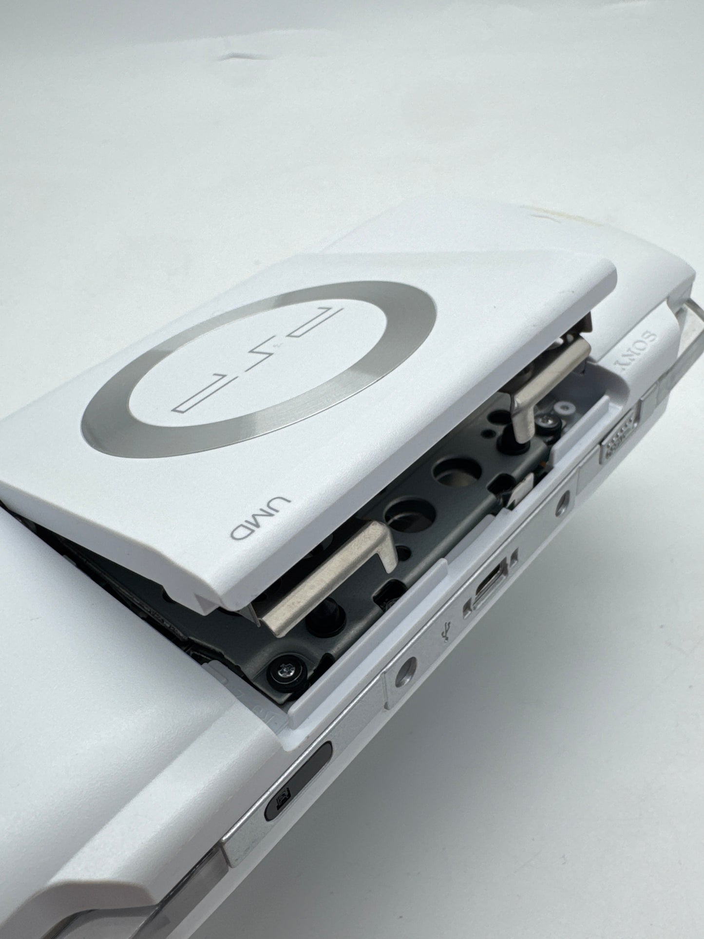 Sony PSP-1000 White Console #97 w/3600mAh Battery & No Charger Noisy Disc Drive