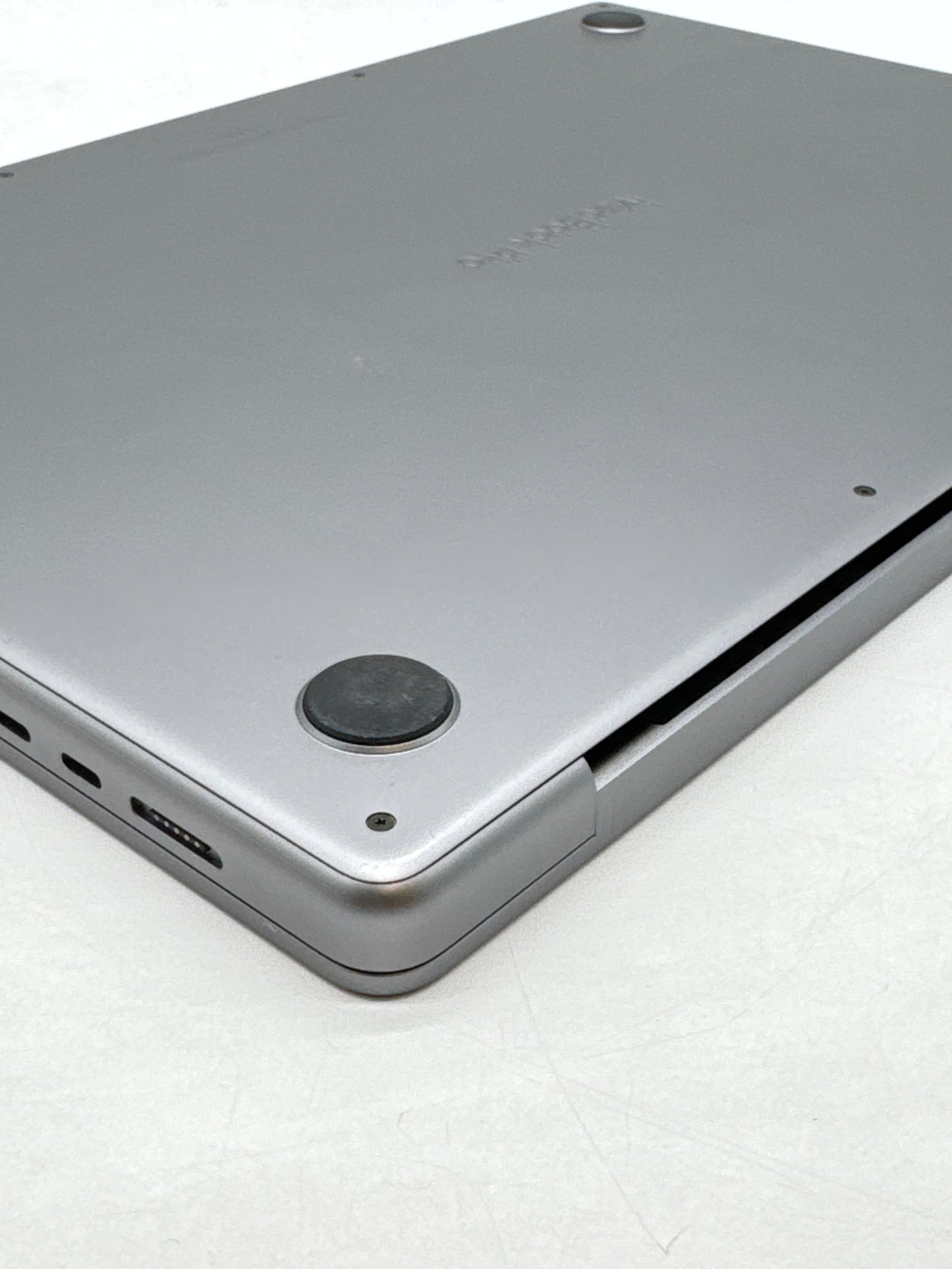 2021 Apple MacBook Pro 16.2" A2485 M1 Pro 10C-CPU 16C-GPU 16GB RAM 512GB SSD