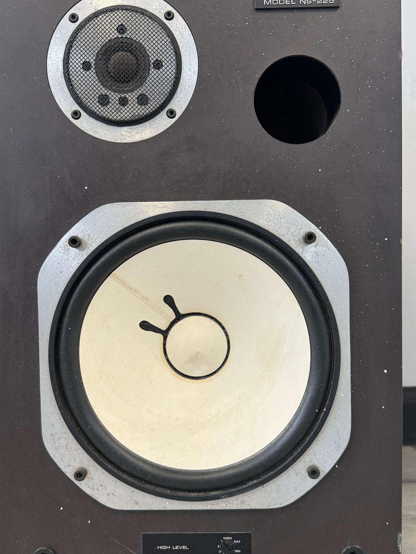 RARE YAMAHA NS-225 Speakers Large 22” Tall, White Woofers