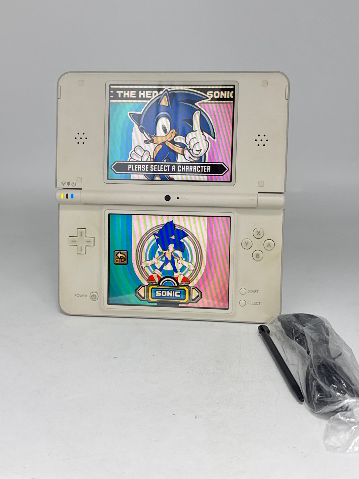 Nintendo DSi LL UTL-001(JPN) White Console #413 w/ Stylus & Charger READ AS IS