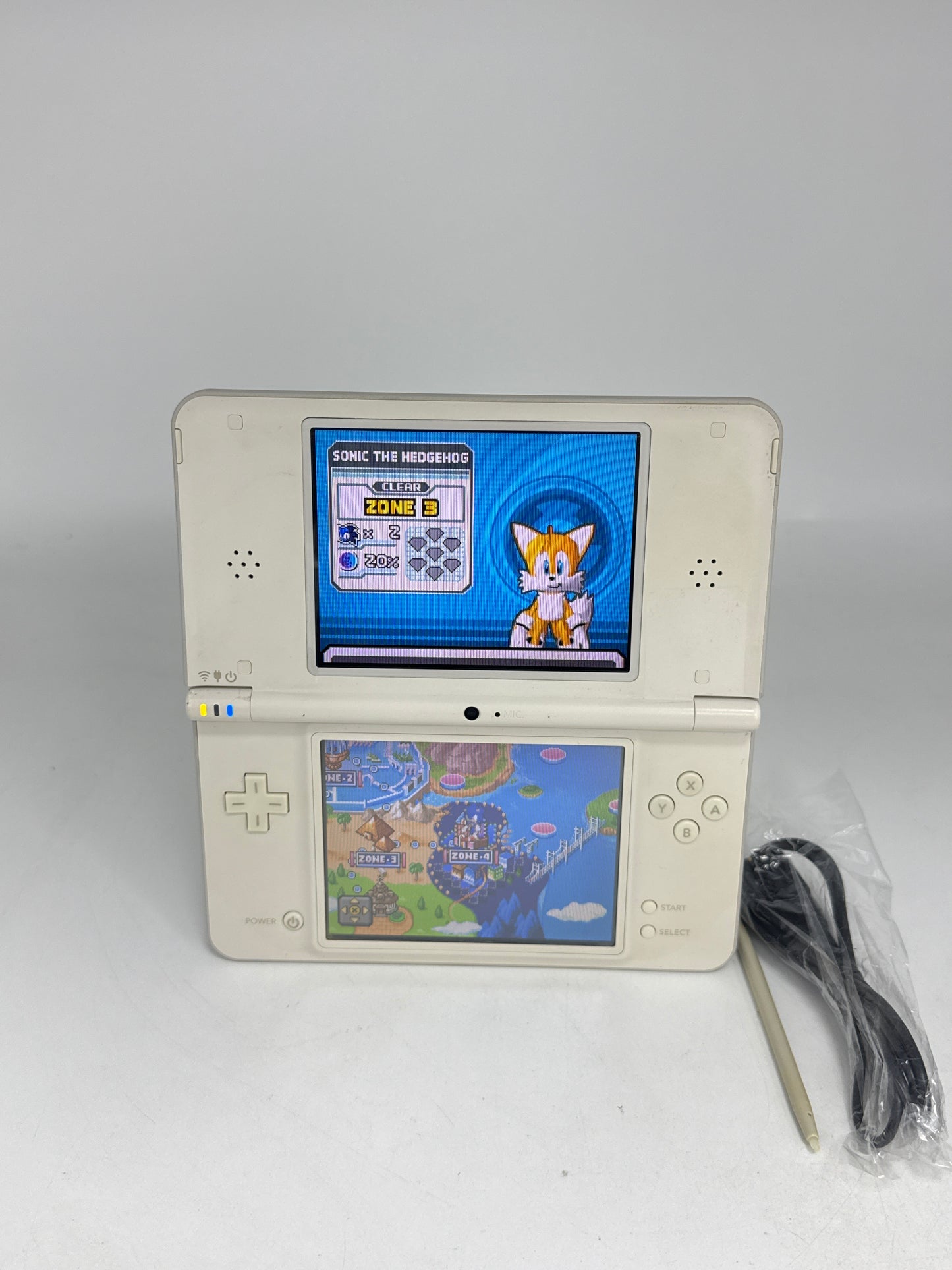 Nintendo DSi LL UTL-001(JPN) White Console #414 w/ Stylus & Charger