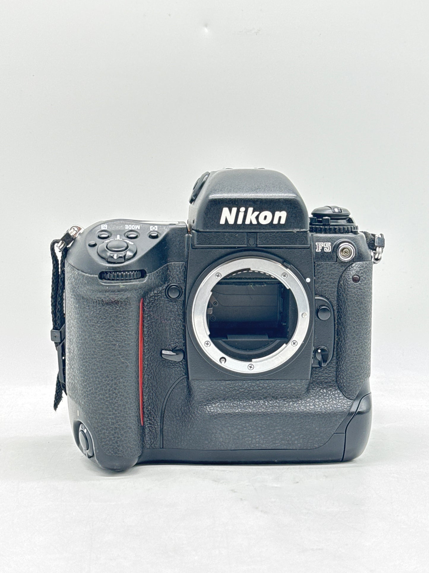 Nikon F5 35mm SLR Film Camera Black Body F Mount JAPAN W/Carrying Bag