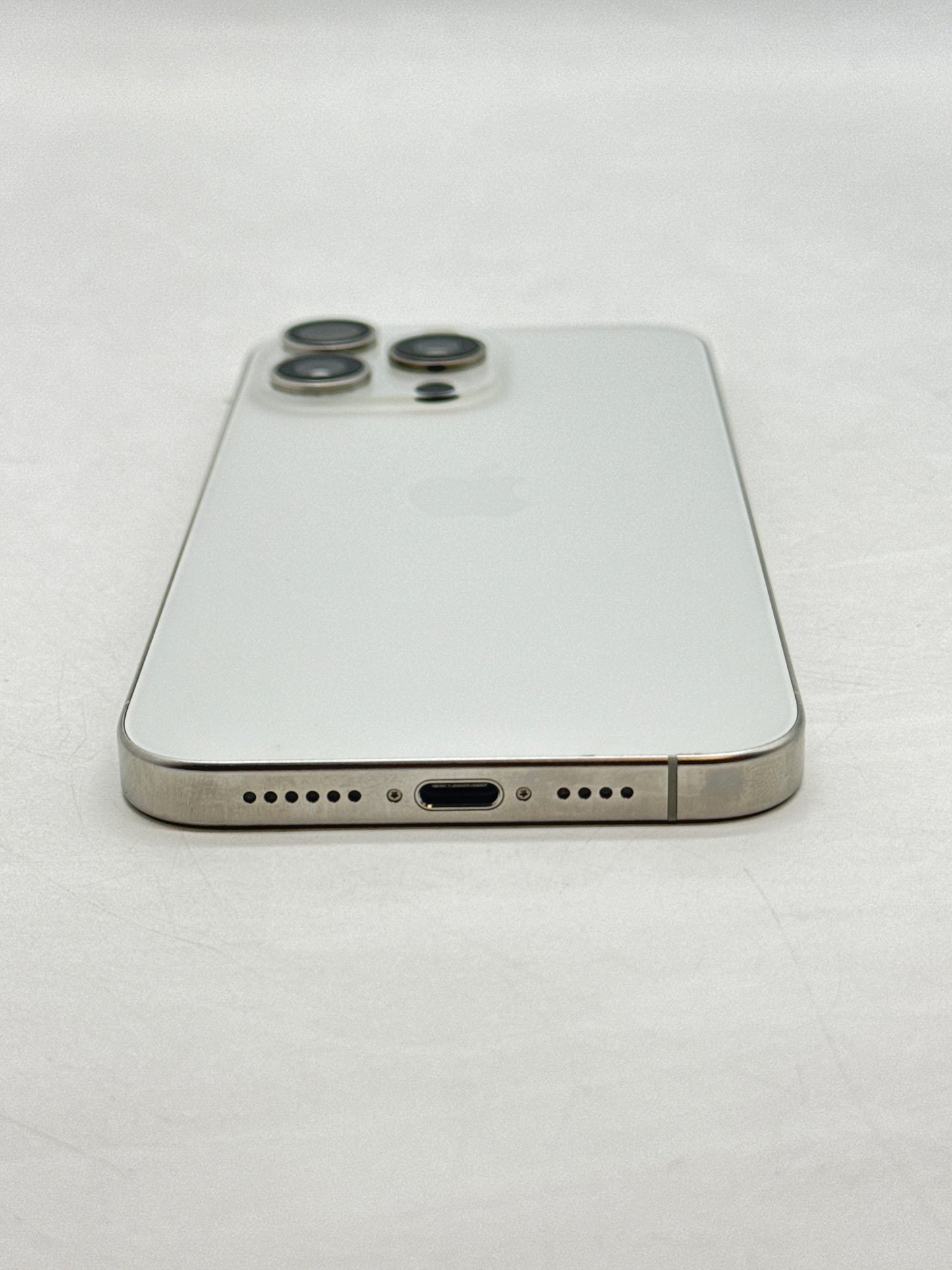 AT&T Apple iPhone 15 Pro Max 6.7" A2849 1TB White Titanium 87% Battery Health