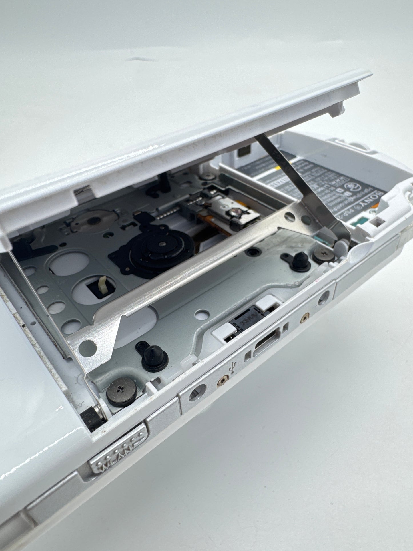 Sony PSP-2000 White Console #220 No Battery or Lid No Charger AS IS