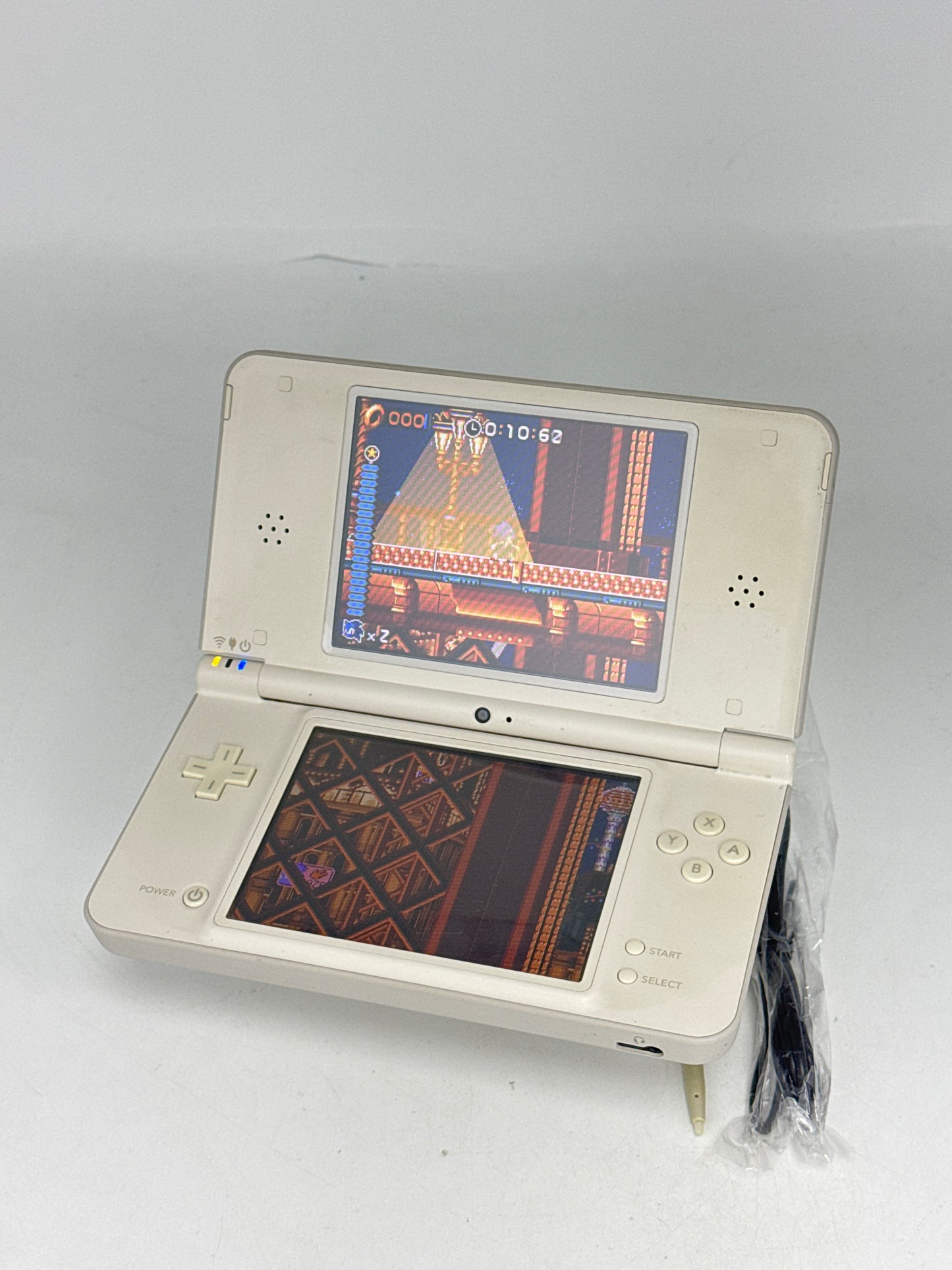 Nintendo DSi LL UTL-001(JPN) White Console #414 w/ Stylus & Charger