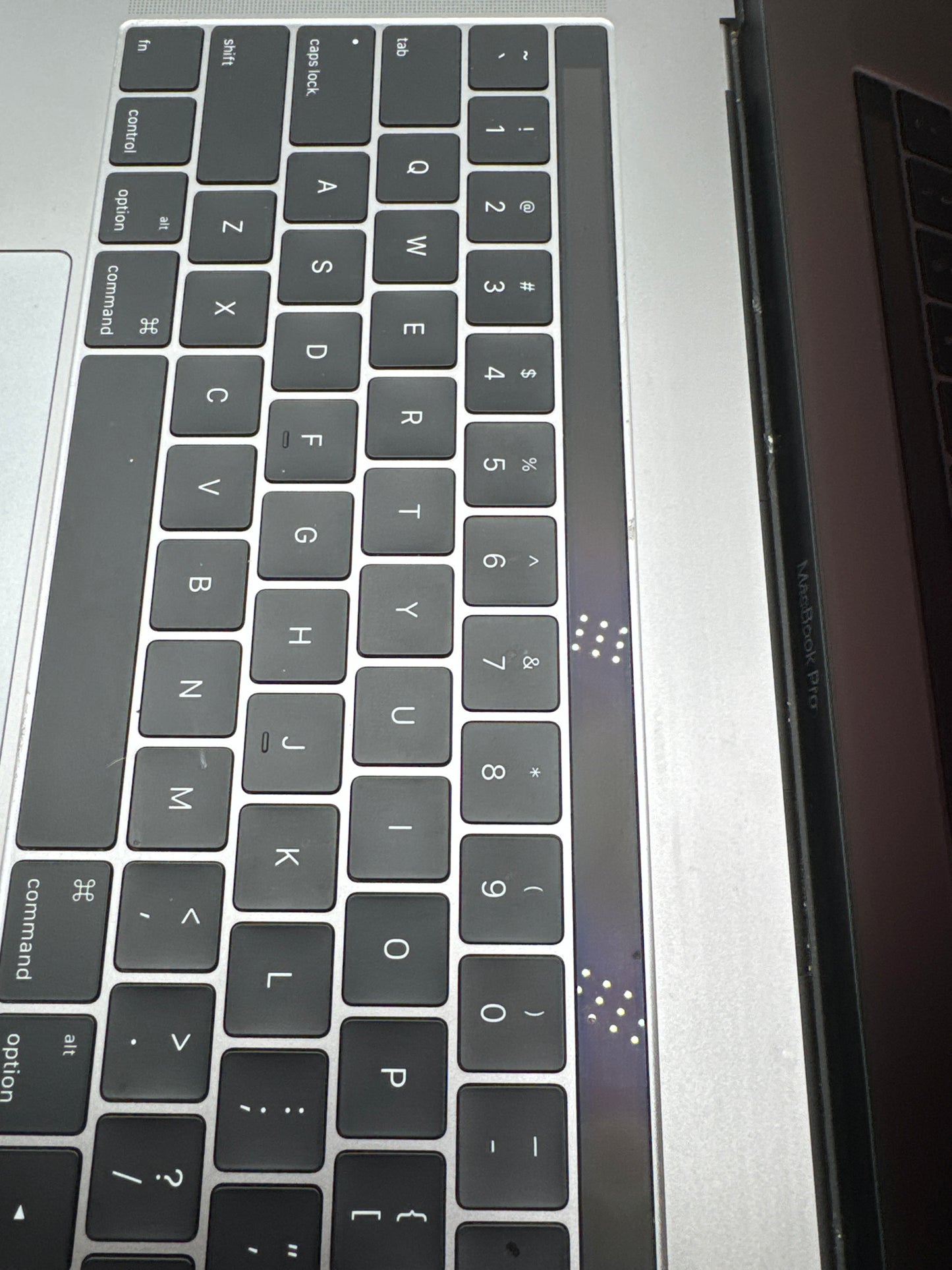 2016 Apple MacBook Pro 15" A1707 Intel Core i7 2.6GHz 256GB SSD 16GB RAM - Read!