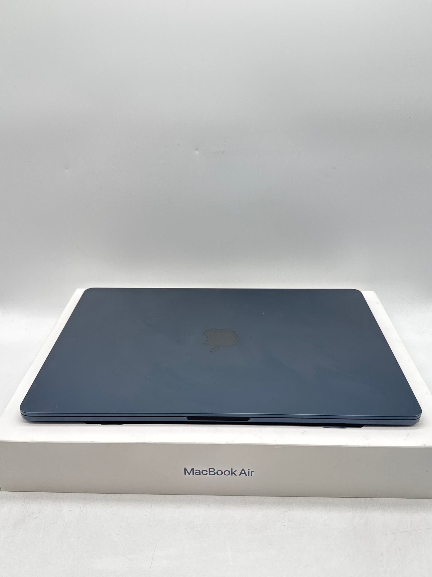 2024 Apple MacBook Air 15.3" A3114 M3 8C-CPU 10C-GPU 8GB RAM 256 SSD Midnight