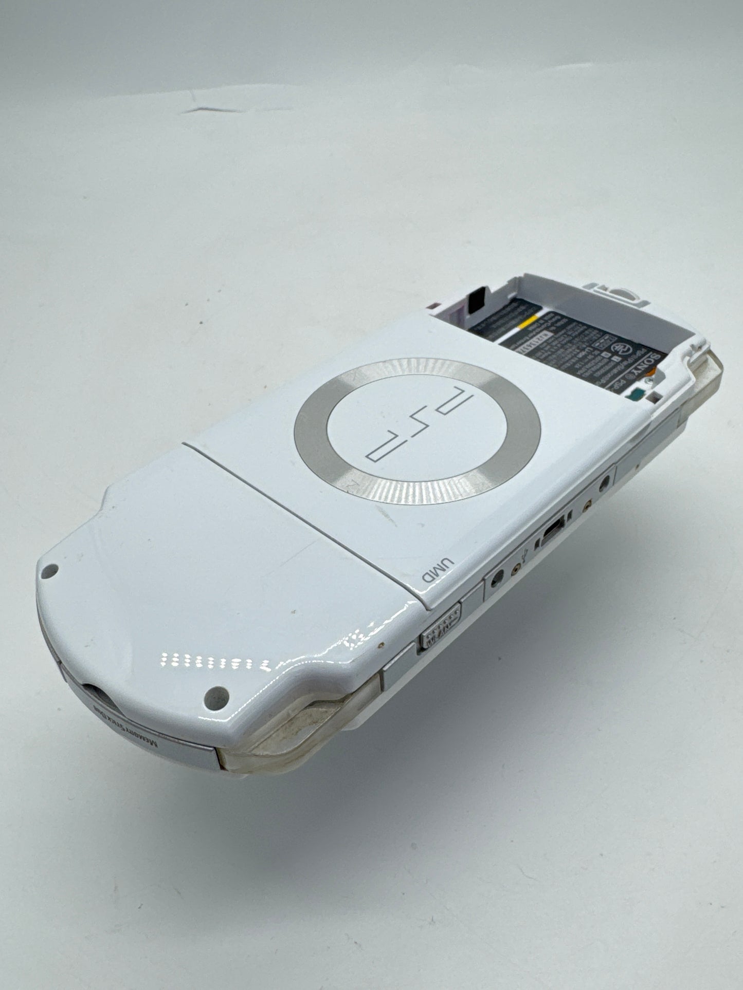 Sony PSP-2000 White Console #222 No Battery or Lid No Charger AS IS