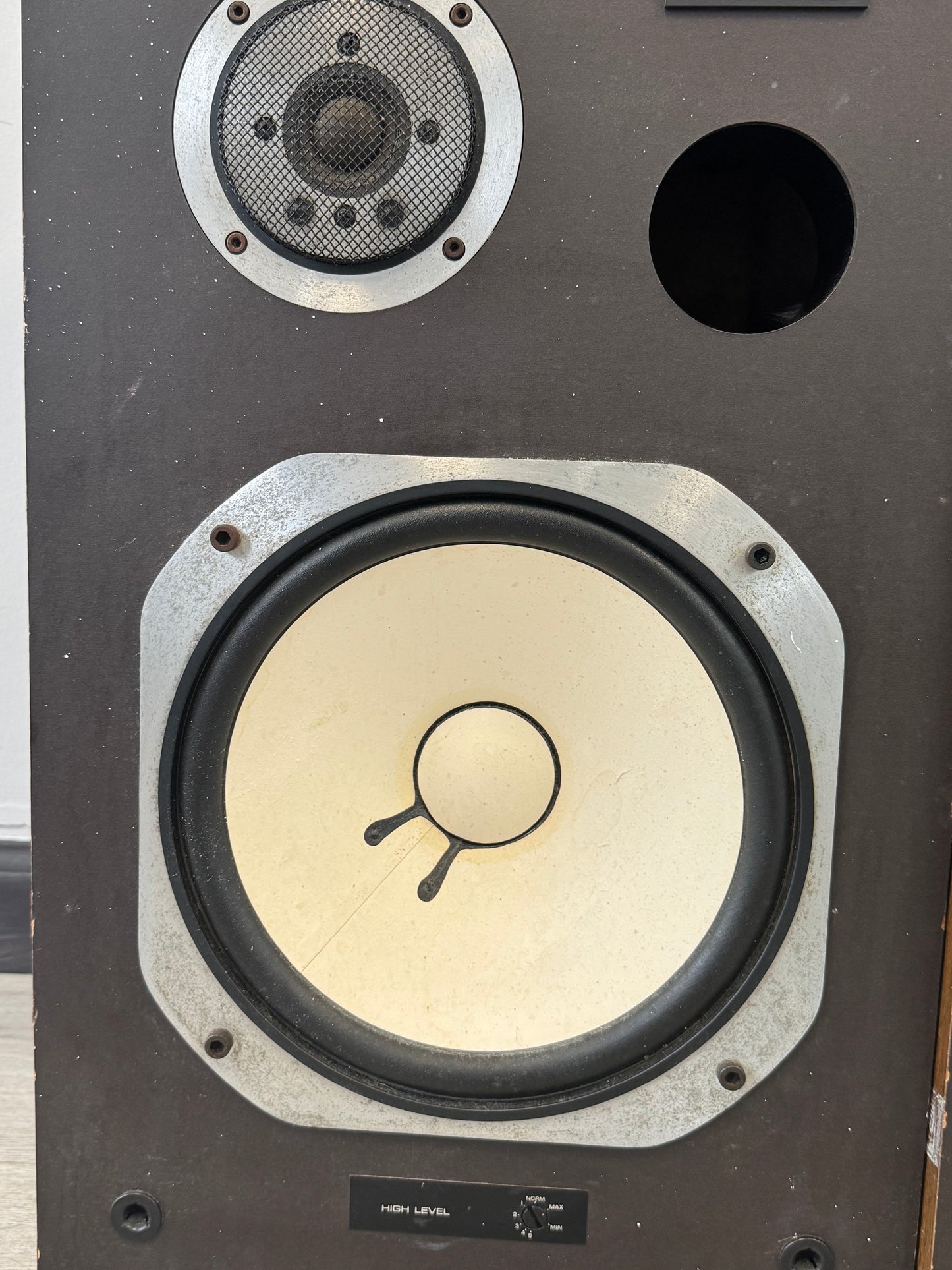 RARE YAMAHA NS-225 Speakers Large 22” Tall, White Woofers