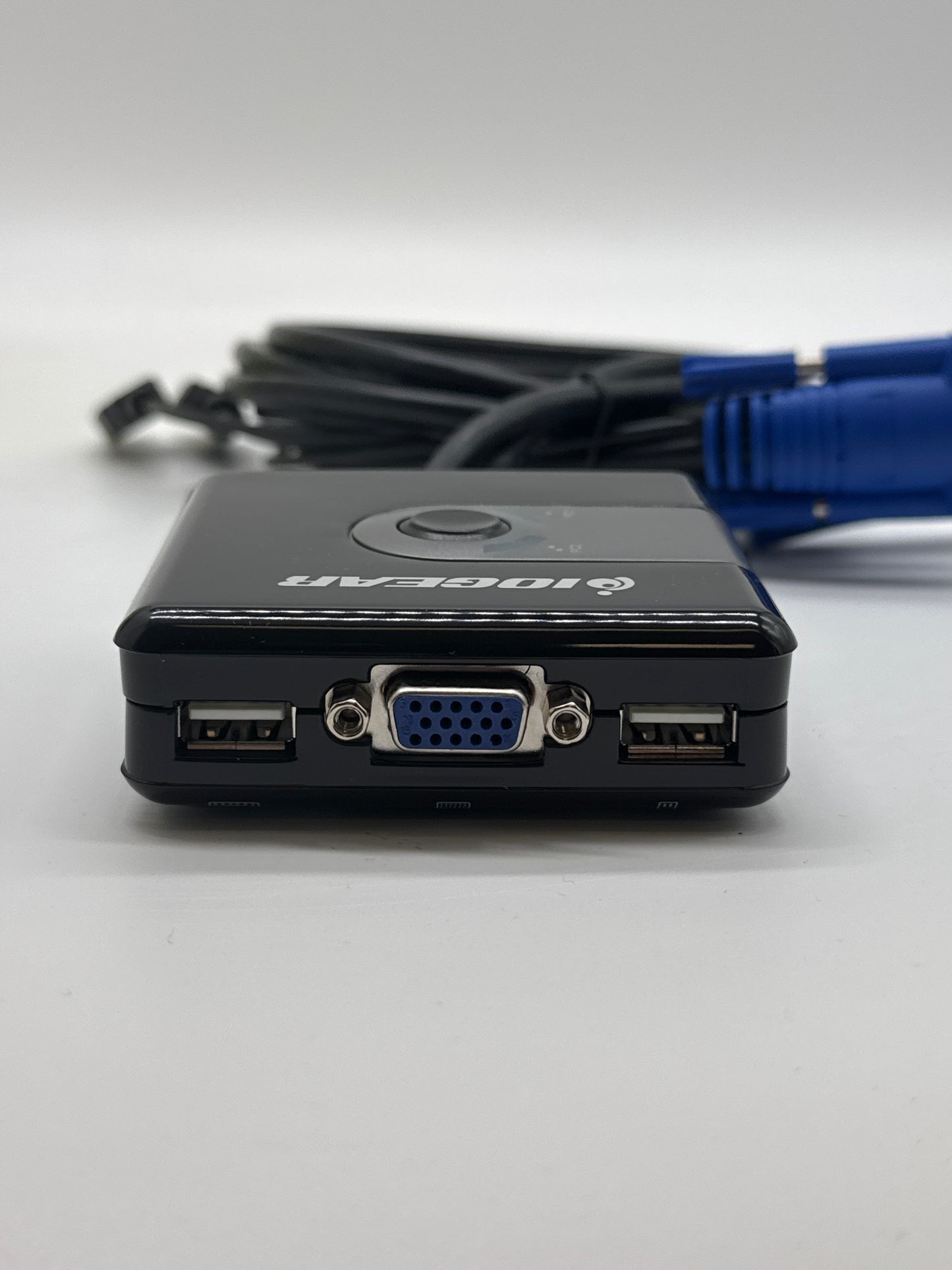 IOGEAR GCS42UW6 2-Port Compact USB VGA KVM Switch w/ Built-In Cables MAC OR PC