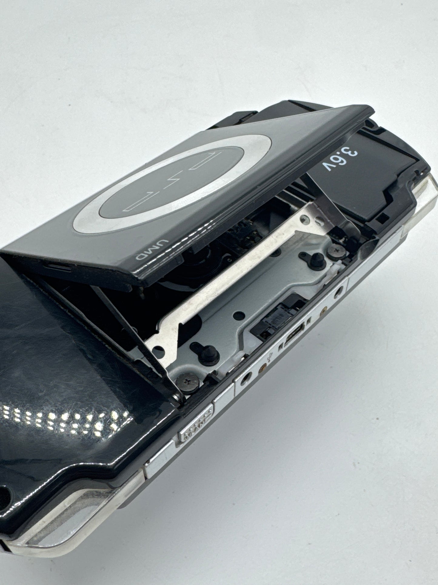 Sony PSP-2000 Black Console #312 w/Battery No Lid No Charger BAD BOTTOM BUTTONS AS IS