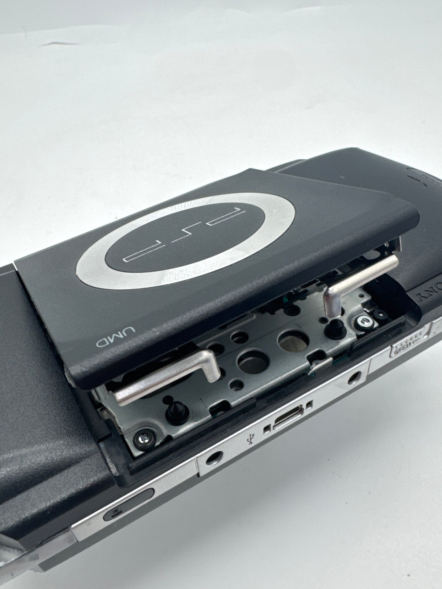 Sony PSP-1000 Piano Black Console #79 No Charger Cracked Back Bad Disc Drive AS IS