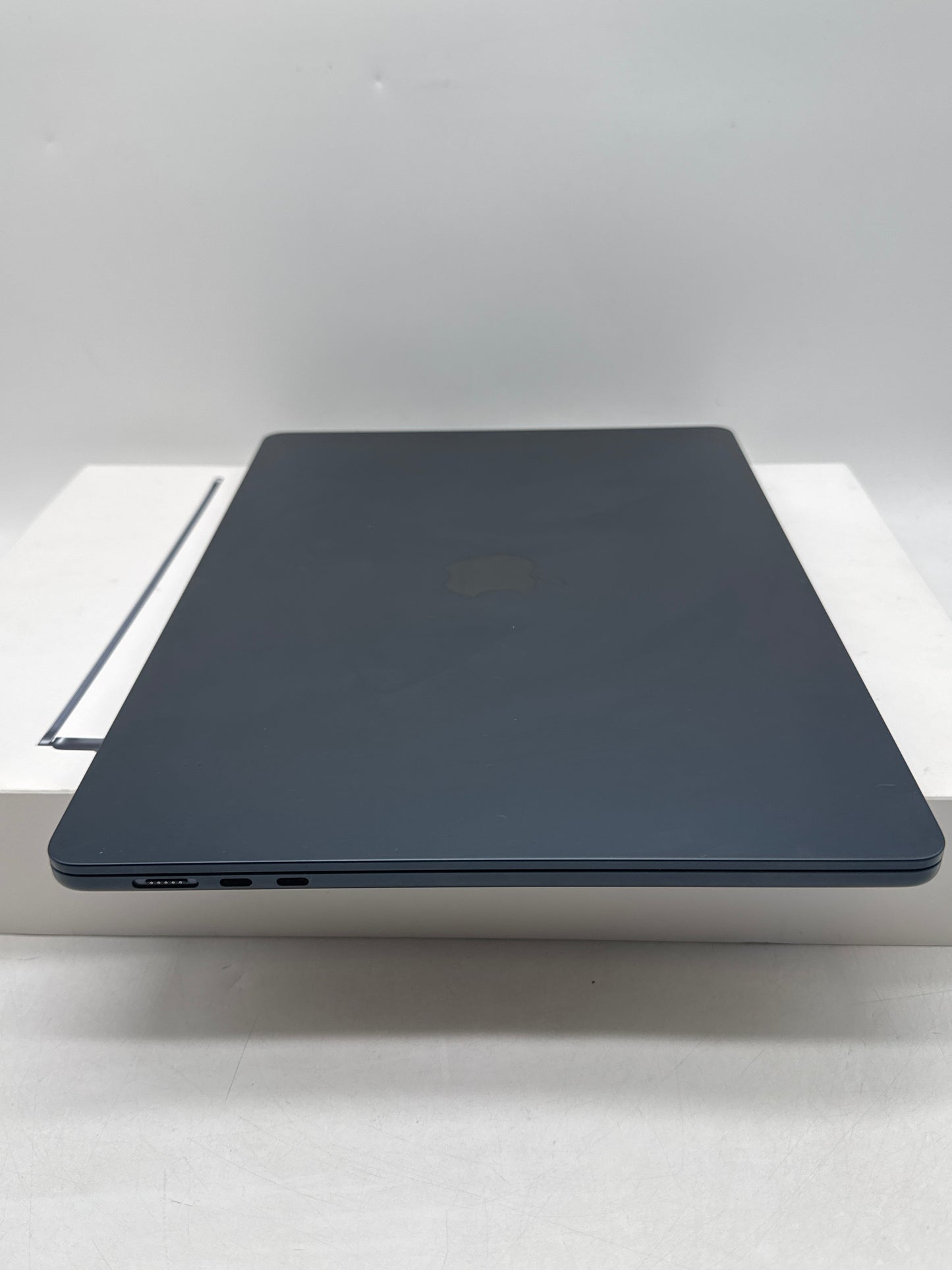 2024 Apple MacBook Air 15.3" A3114 M3 8C-CPU 10C-GPU 8GB RAM 256 SSD Midnight