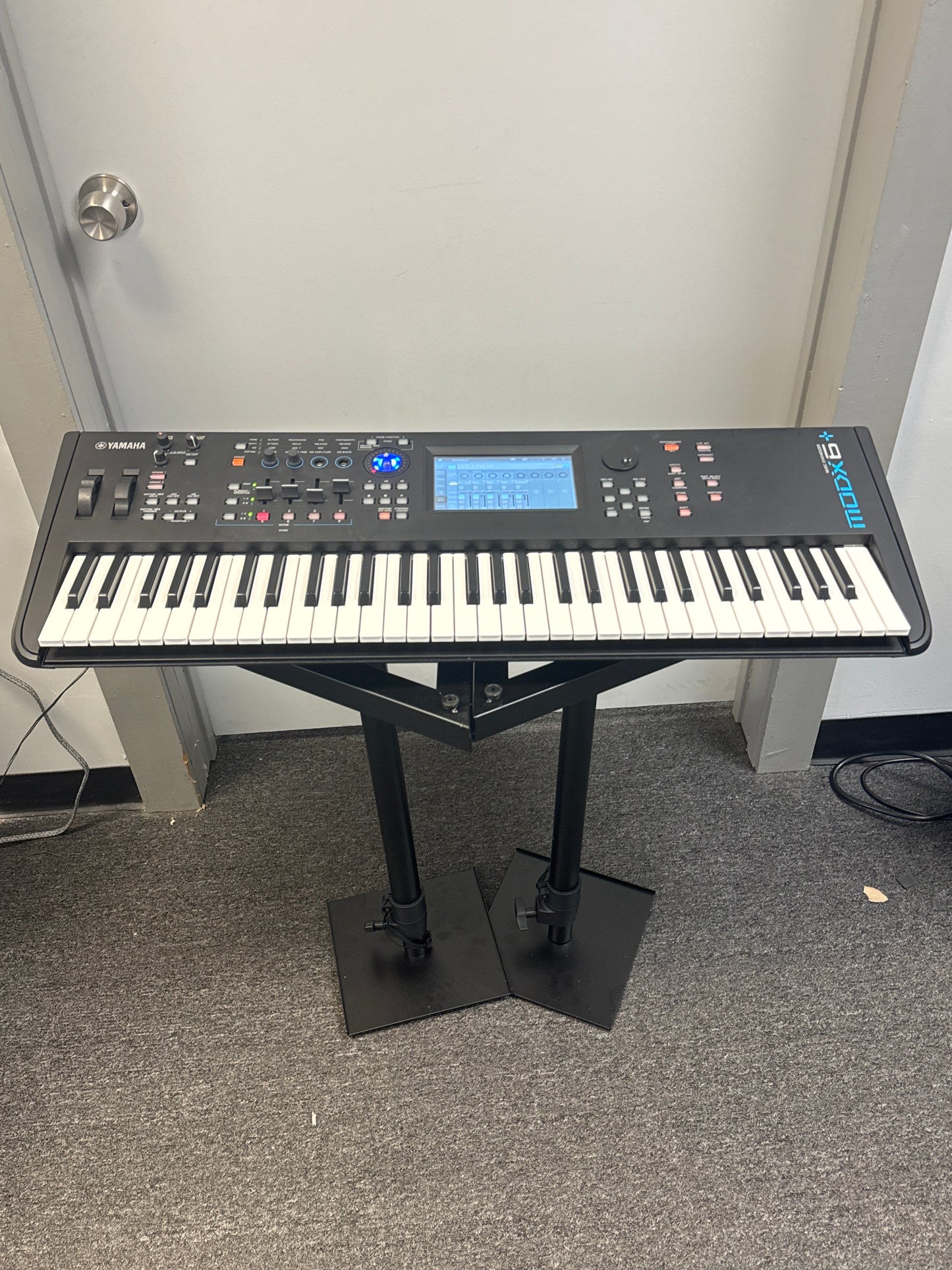 Yamaha MODX6+ 61 Semi-weighted Key Synthesizer w/ power supply