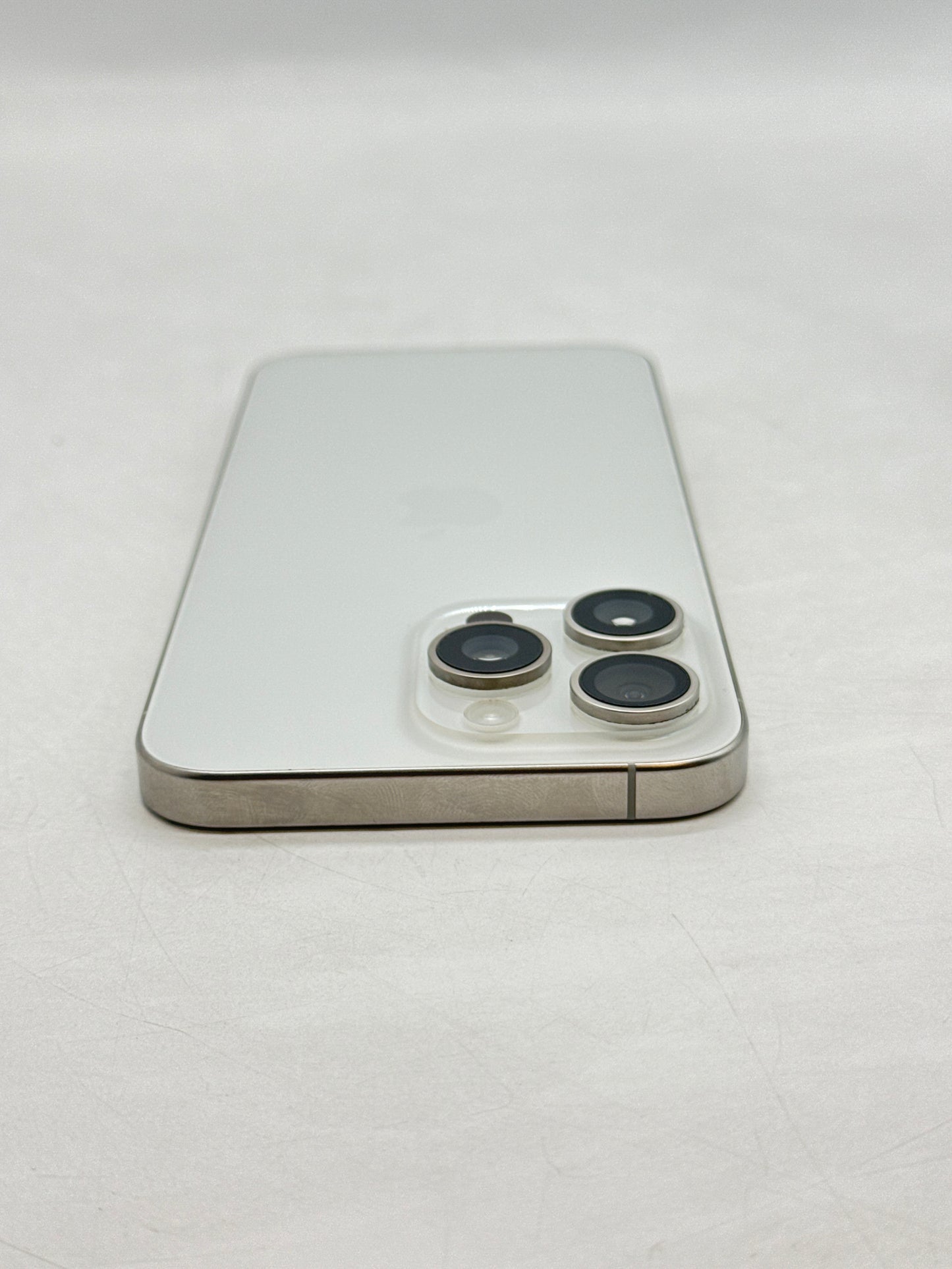 AT&T Apple iPhone 15 Pro Max 6.7" A2849 1TB White Titanium 87% Battery Health