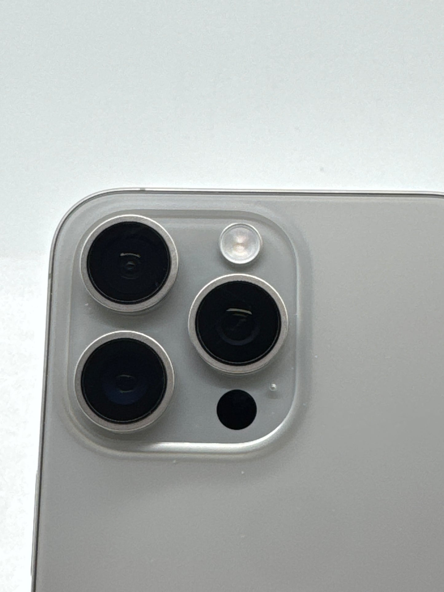 Unlocked Apple iPhone 15 Pro Max A2849 256GB Natural Titanium 87% Battery Health