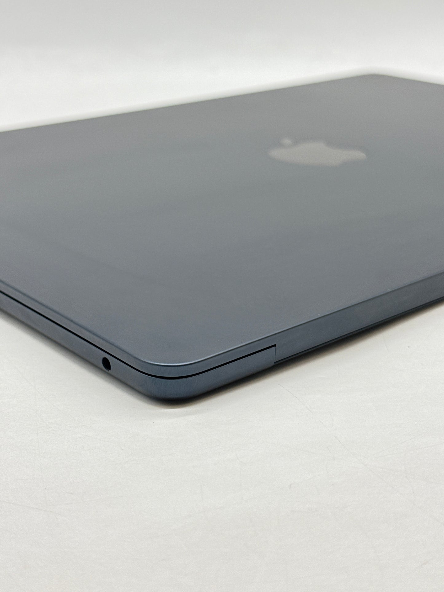 2024 Apple MacBook Air 15.3" A3114 M3 8C-CPU 10C-GPU 512GB SSD 8GB RAM