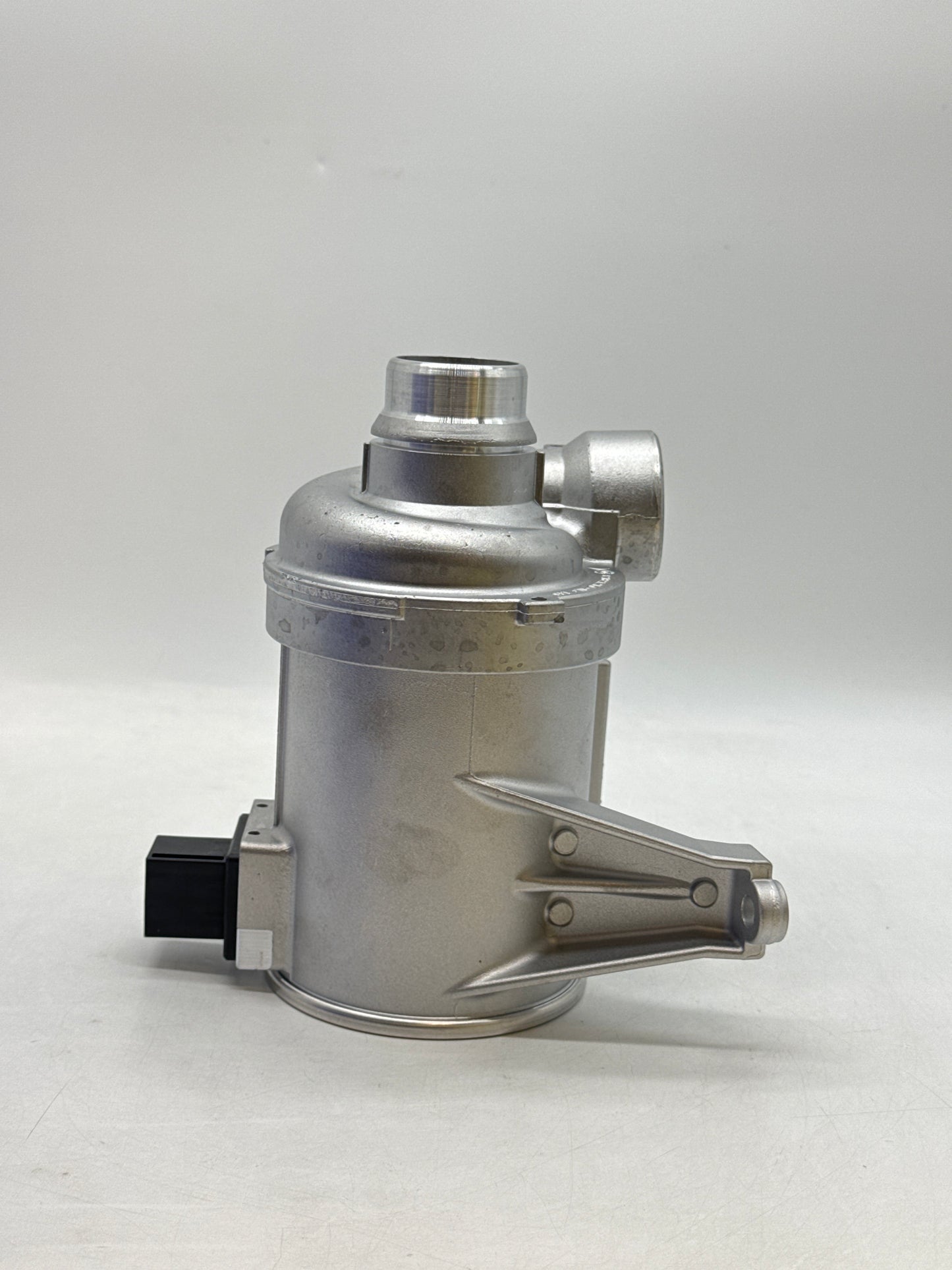 Genuine Volvo Coolant Pump Silver - 32382249 - Germany