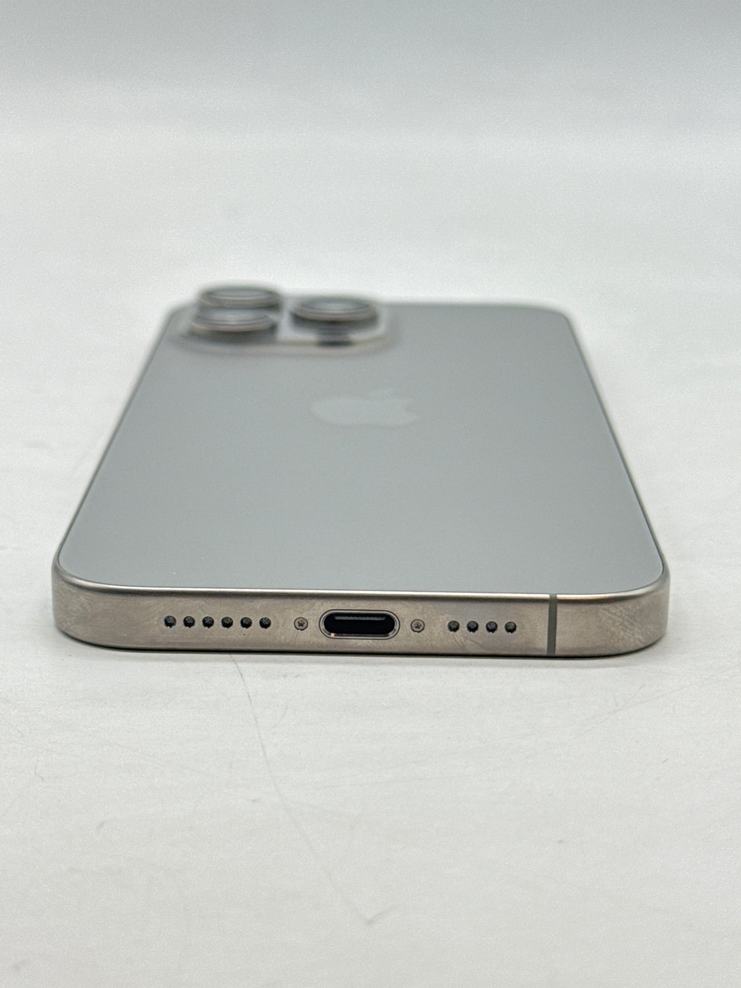 Unlocked Apple iPhone 15 Pro Max A2849 256GB Natural Titanium 87% Battery Health