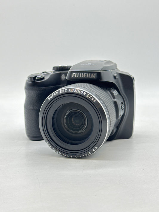 Fujifilm FinePix S8200 16.0MP Digital Camera 40x Zoom Lens Black