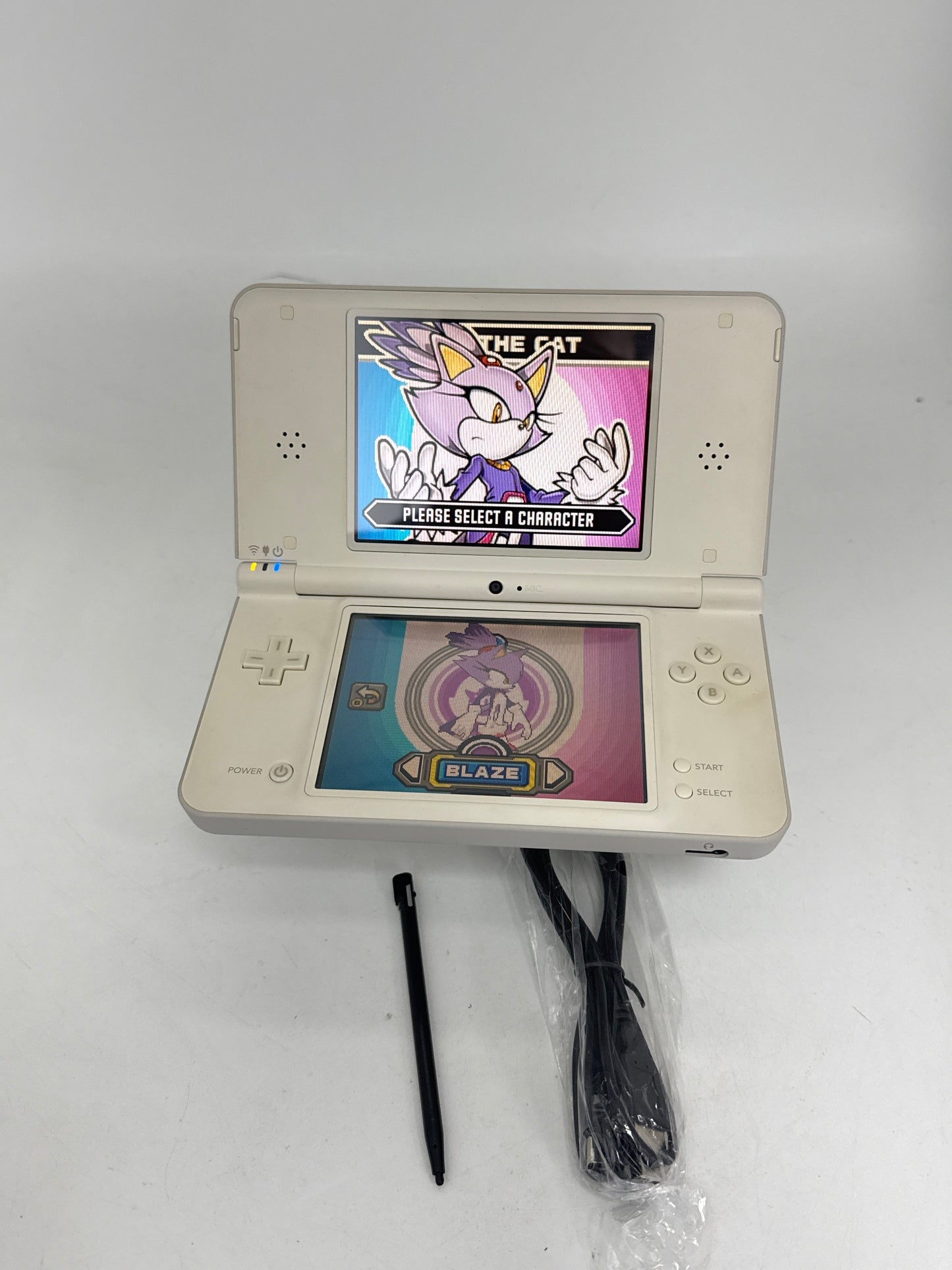 Nintendo DSi LL UTL-001(JPN) White Console #413 w/ Stylus & Charger READ AS IS